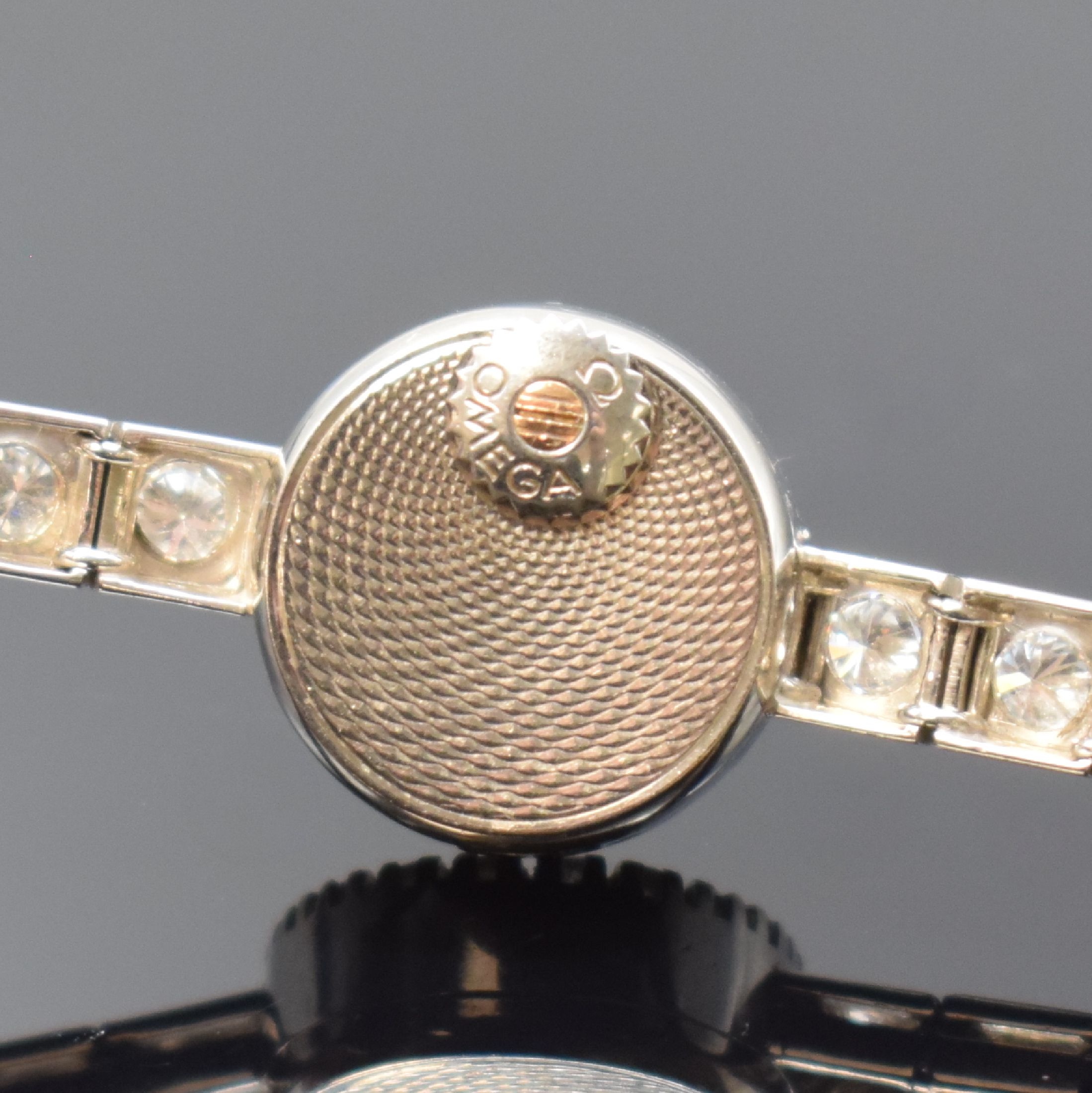Detail f: OMEGA ausgefallene Damenarmbanduhr mit aufwendigem Diamantenbesatz in WG 750/000, Schweiz um 1963, Handaufzug, sog. Backwinder, 2-teil. Geh., Boden ...