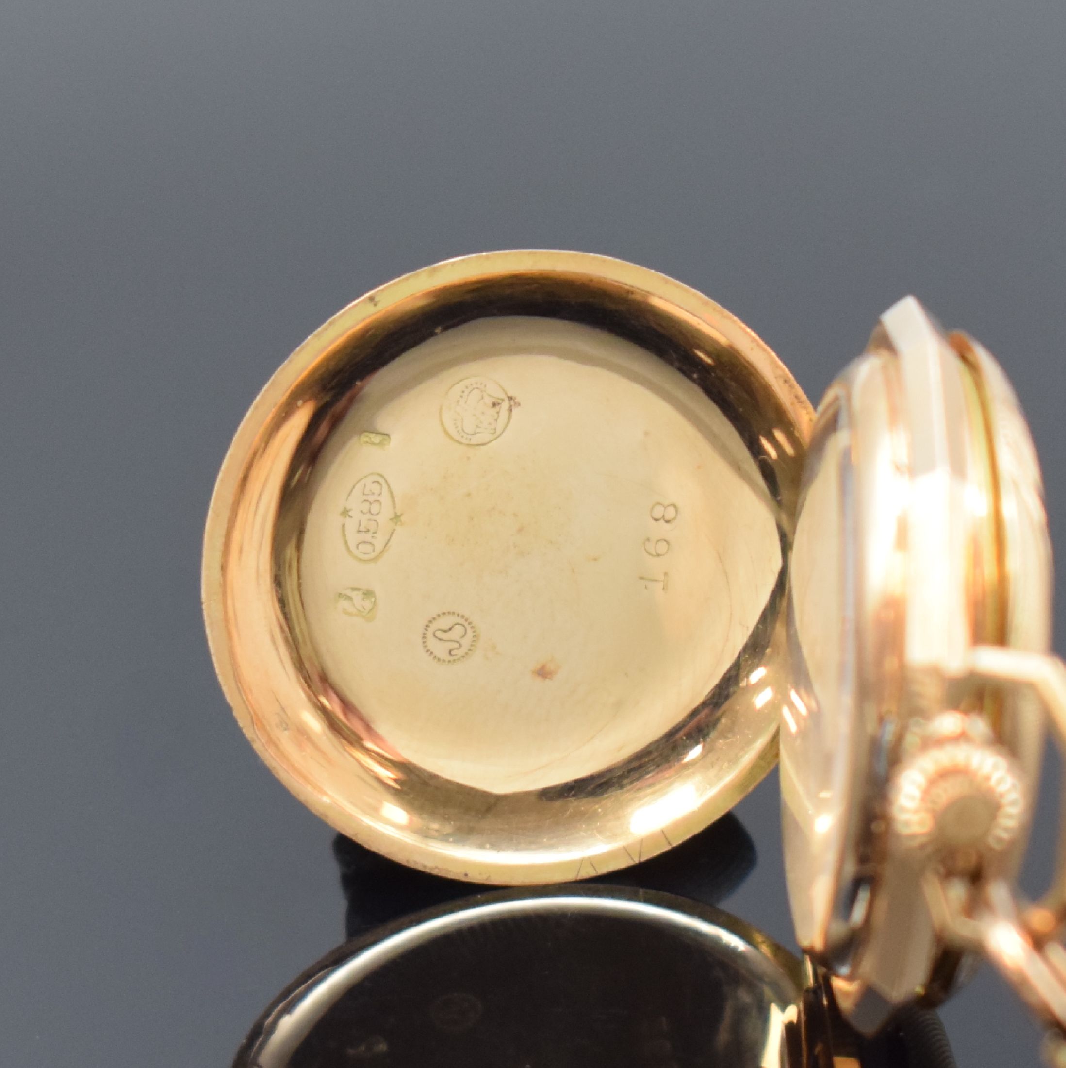 Detail a: Damensavonette in RG 585/000 mit Kette in RG 333/000, Schweiz um 1900, gut erhaltenes Geh. guill. u. mit Weinlaubgravur, Emailzifferbl. m. arab. ...