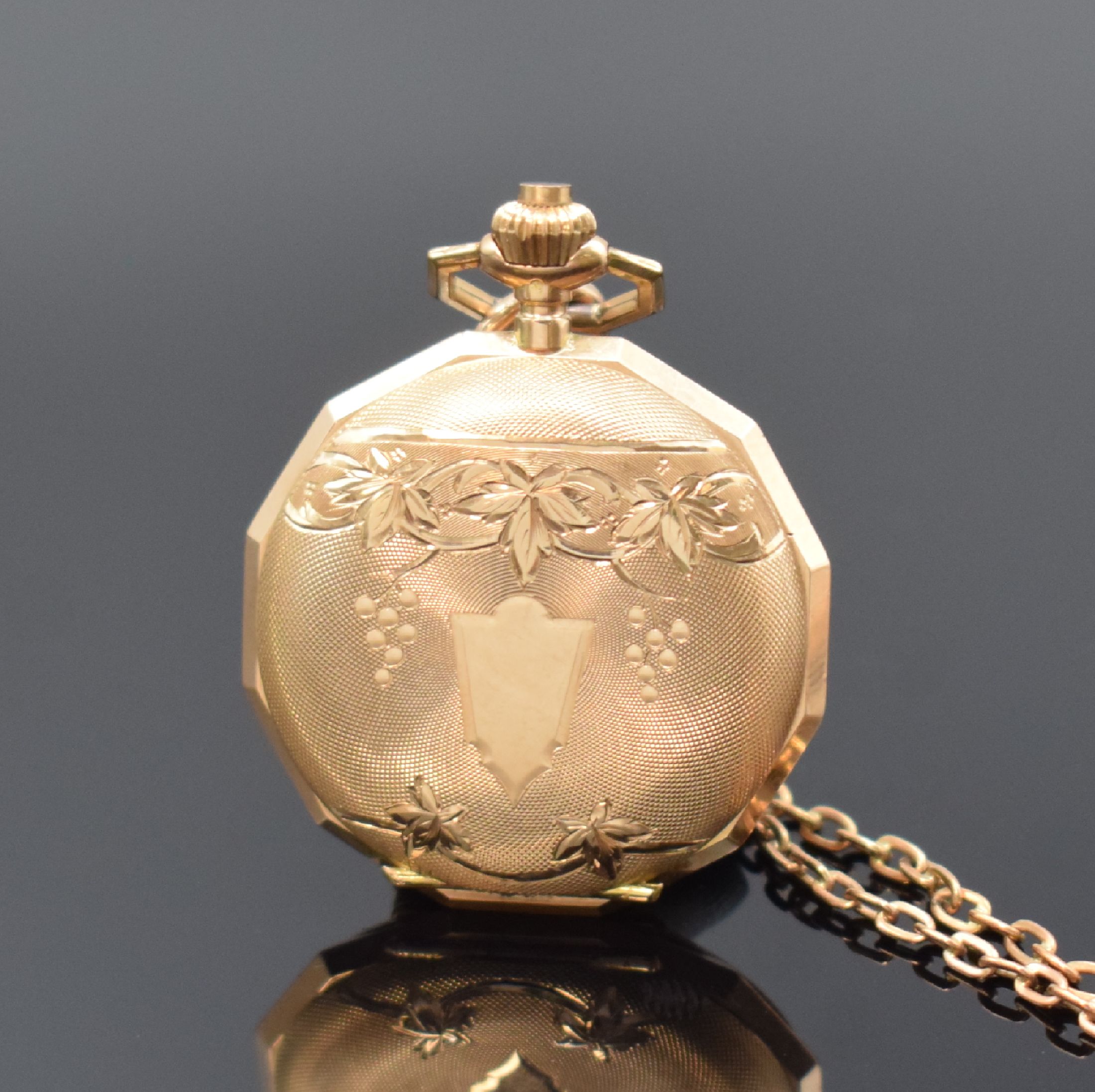 Detail b: Damensavonette in RG 585/000 mit Kette in RG 333/000, Schweiz um 1900, gut erhaltenes Geh. guill. u. mit Weinlaubgravur, Emailzifferbl. m. arab. ...