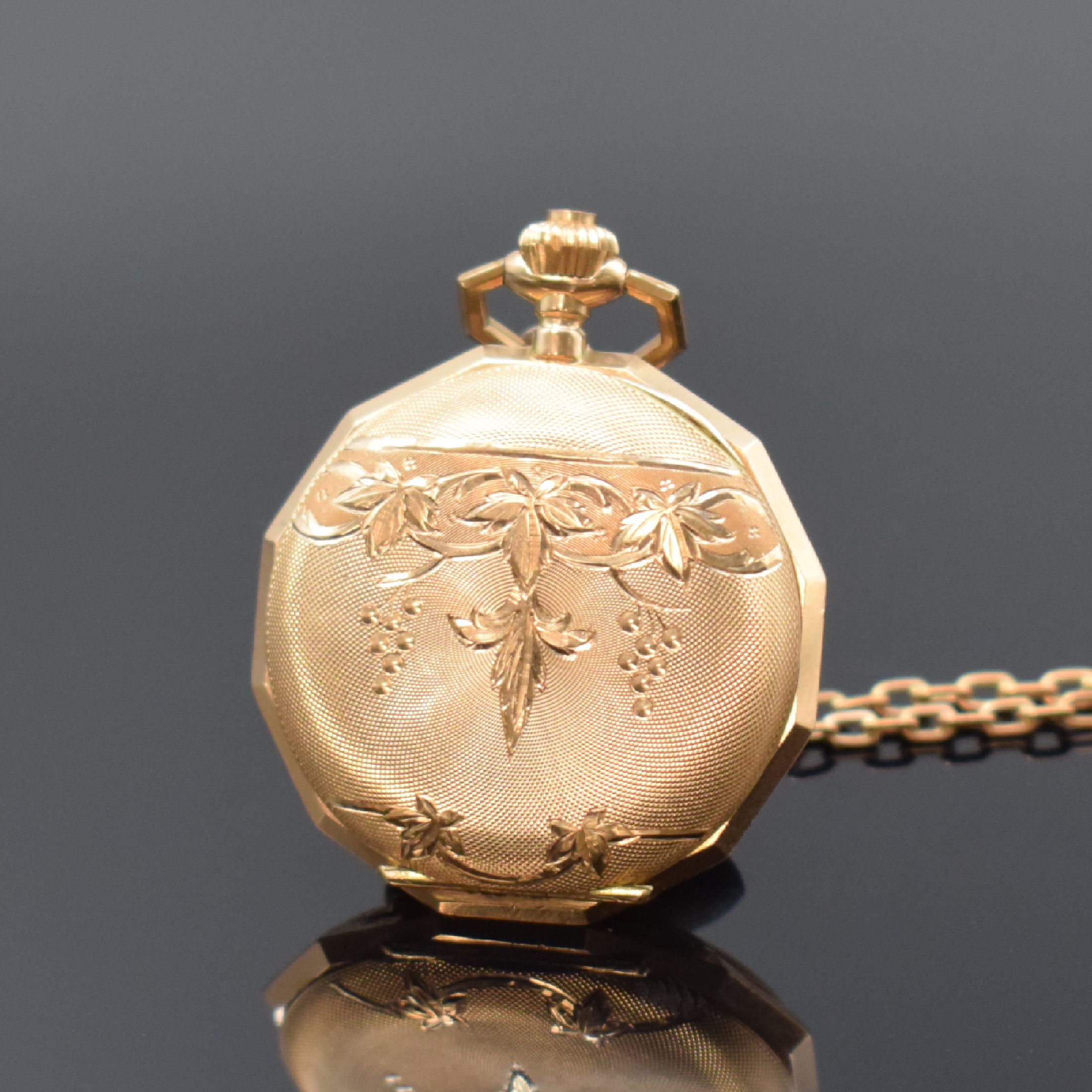 Detail c: Damensavonette in RG 585/000 mit Kette in RG 333/000, Schweiz um 1900, gut erhaltenes Geh. guill. u. mit Weinlaubgravur, Emailzifferbl. m. arab. ...