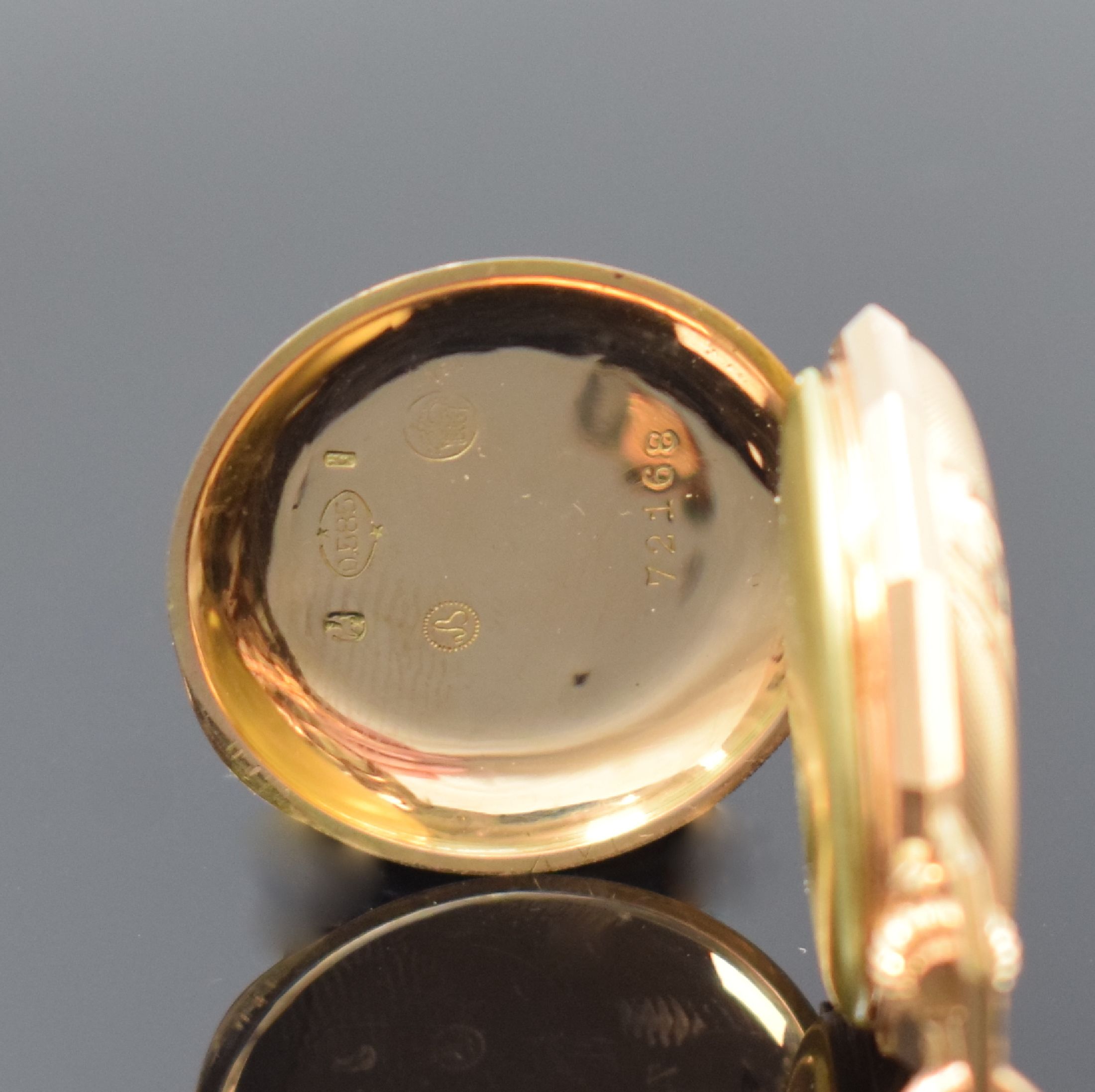 Detail d: Damensavonette in RG 585/000 mit Kette in RG 333/000, Schweiz um 1900, gut erhaltenes Geh. guill. u. mit Weinlaubgravur, Emailzifferbl. m. arab. ...
