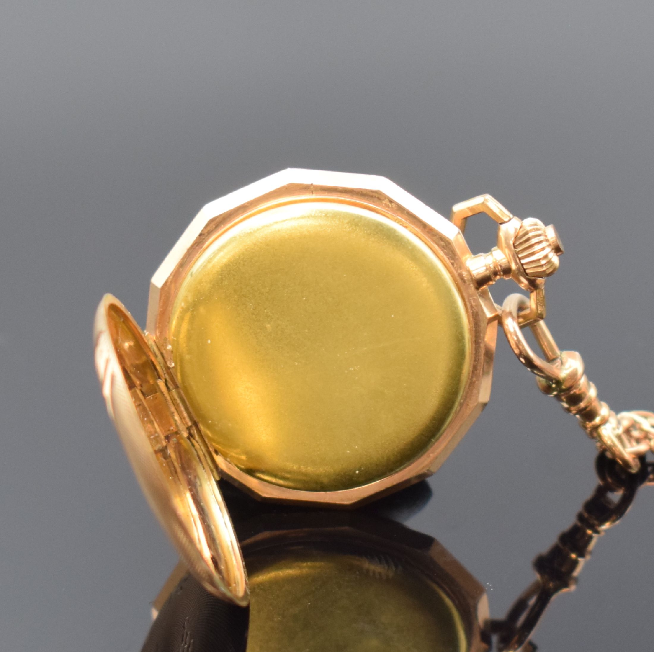 Detail e: Damensavonette in RG 585/000 mit Kette in RG 333/000, Schweiz um 1900, gut erhaltenes Geh. guill. u. mit Weinlaubgravur, Emailzifferbl. m. arab. ...