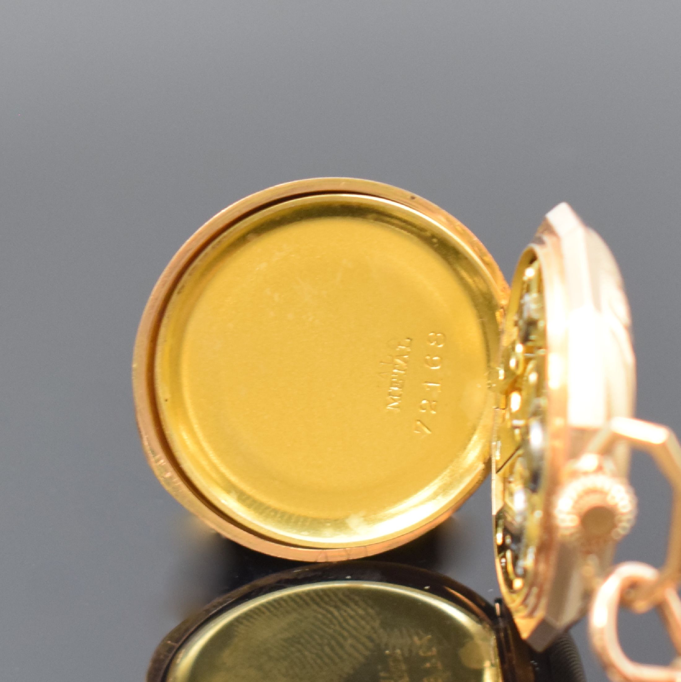 Detail f: Damensavonette in RG 585/000 mit Kette in RG 333/000, Schweiz um 1900, gut erhaltenes Geh. guill. u. mit Weinlaubgravur, Emailzifferbl. m. arab. ...