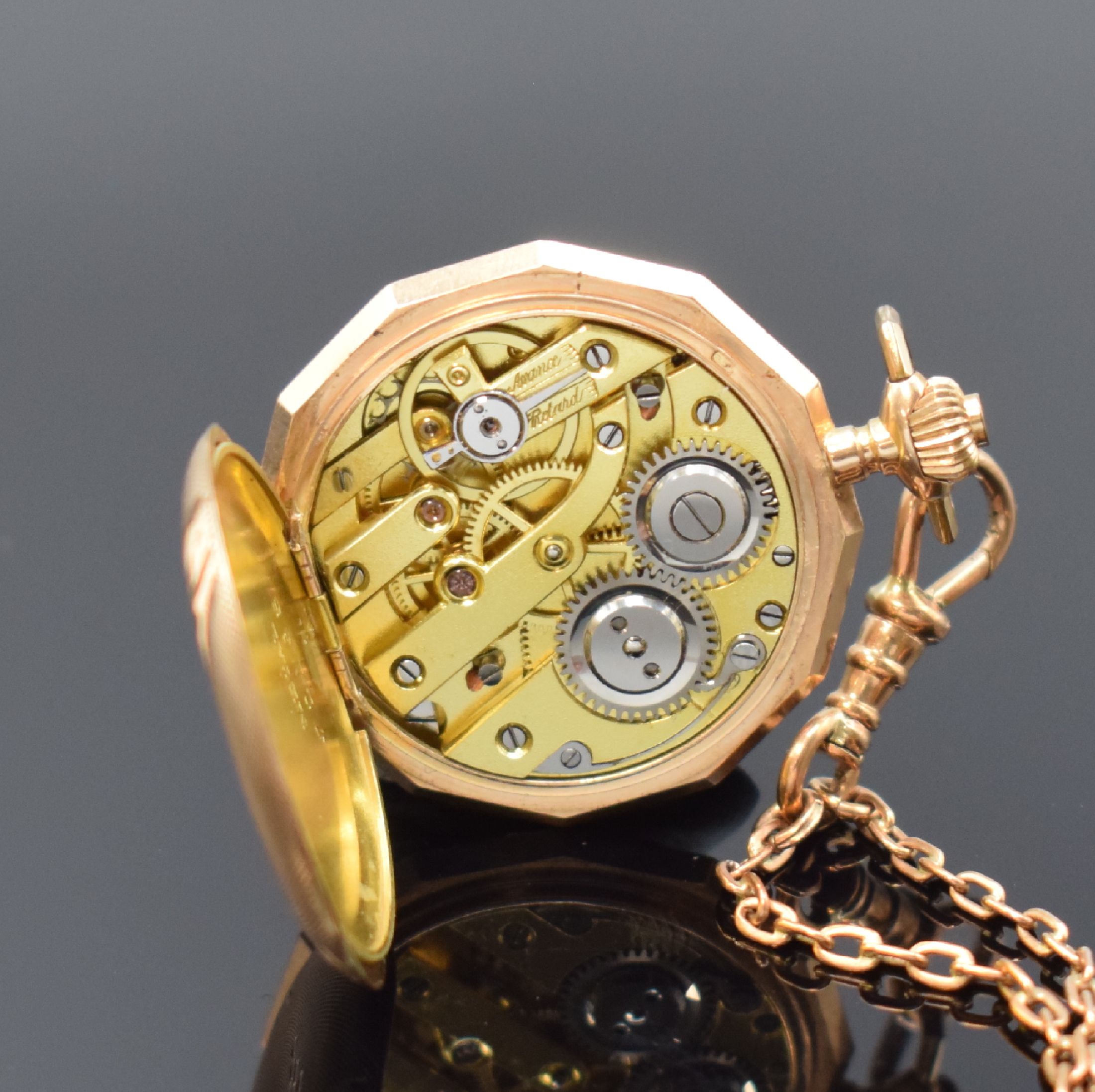 Detail g: Damensavonette in RG 585/000 mit Kette in RG 333/000, Schweiz um 1900, gut erhaltenes Geh. guill. u. mit Weinlaubgravur, Emailzifferbl. m. arab. ...