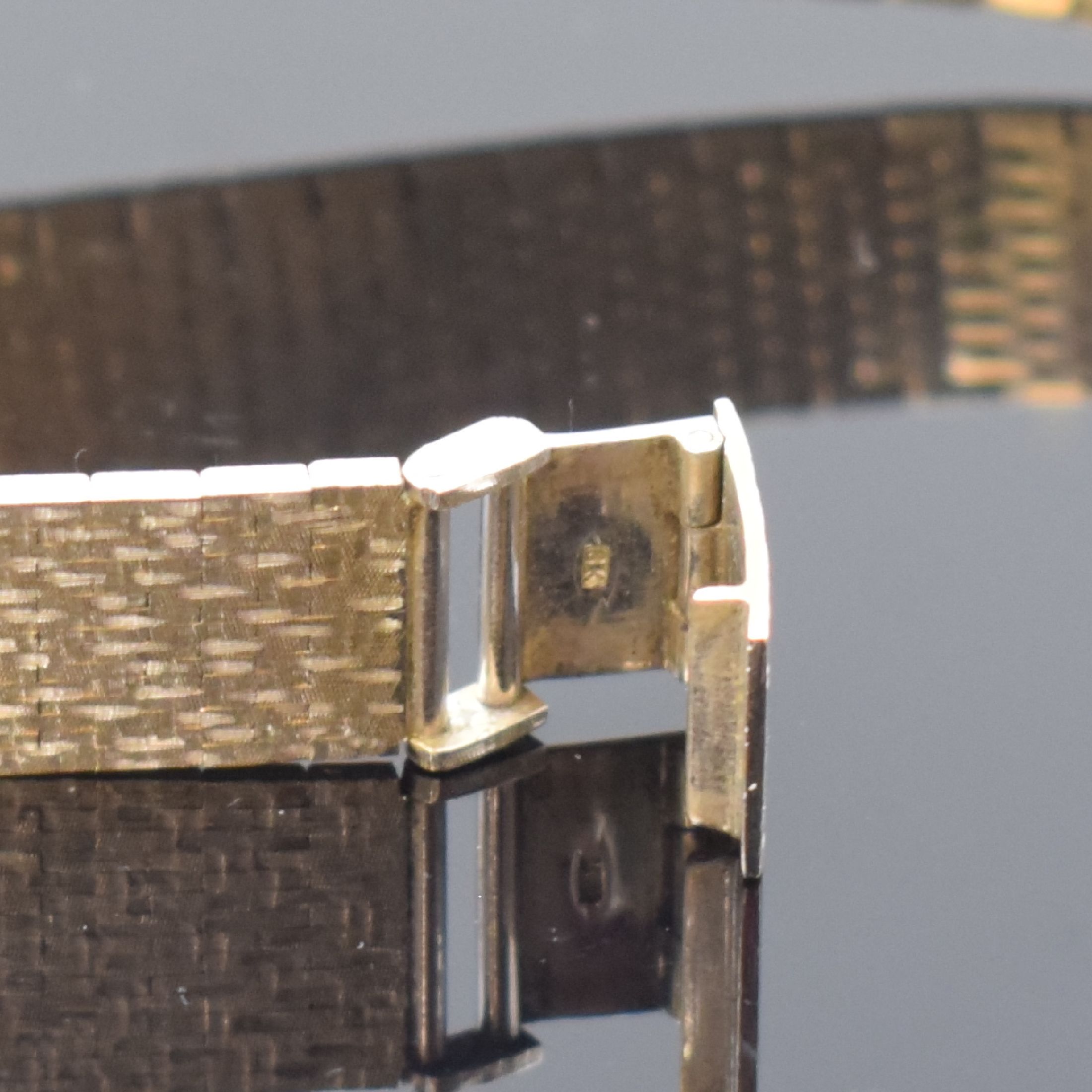 Detail b: Jaeger-LeCoultre Armbanduhr in WG 750/000, Schweiz um 1970, Handaufzug, 2-tlg.-Geh. (innen sign. LeCoultre) an neutr. Band in WG 750/000 später wohl ...