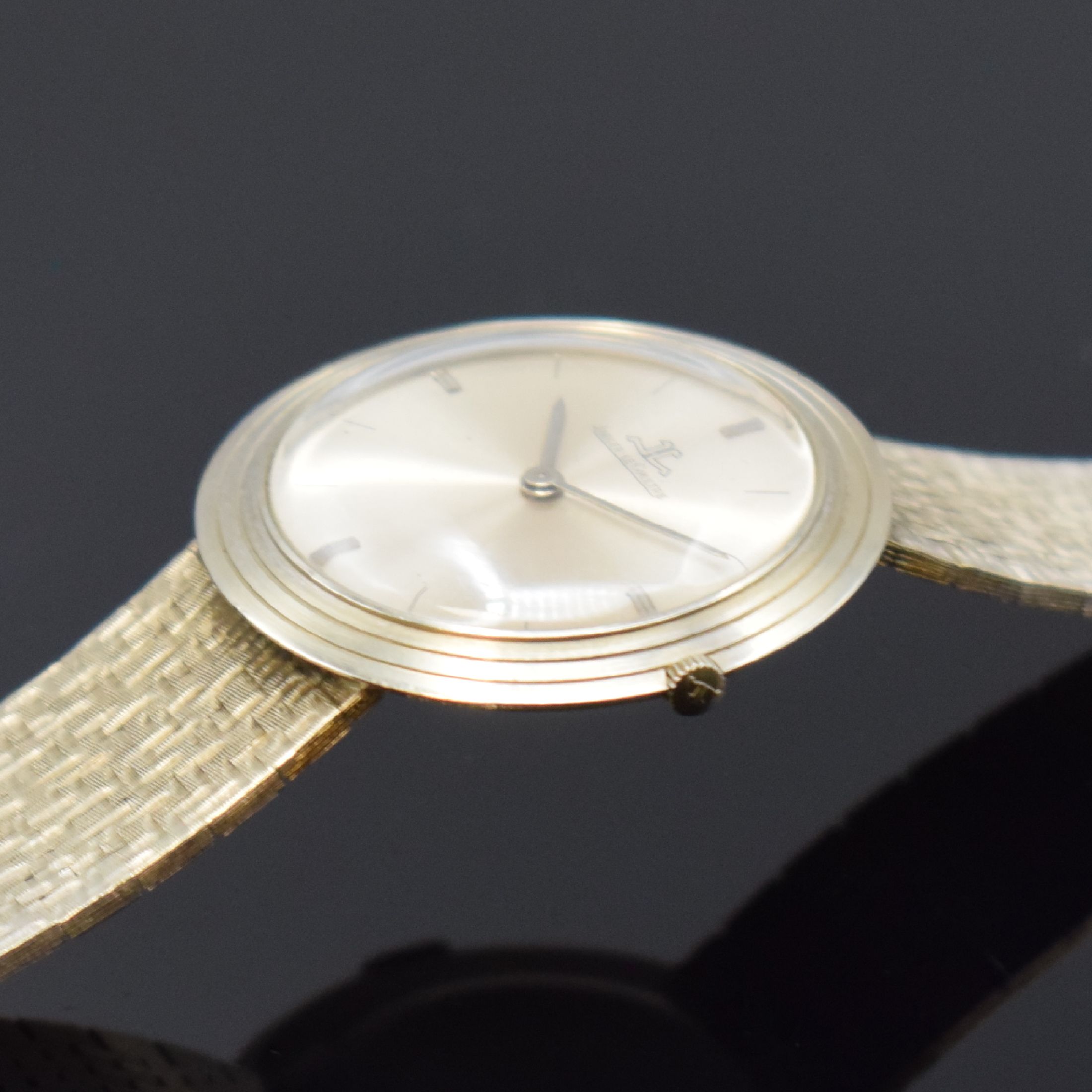 Detail c: Jaeger-LeCoultre Armbanduhr in WG 750/000, Schweiz um 1970, Handaufzug, 2-tlg.-Geh. (innen sign. LeCoultre) an neutr. Band in WG 750/000 später wohl ...