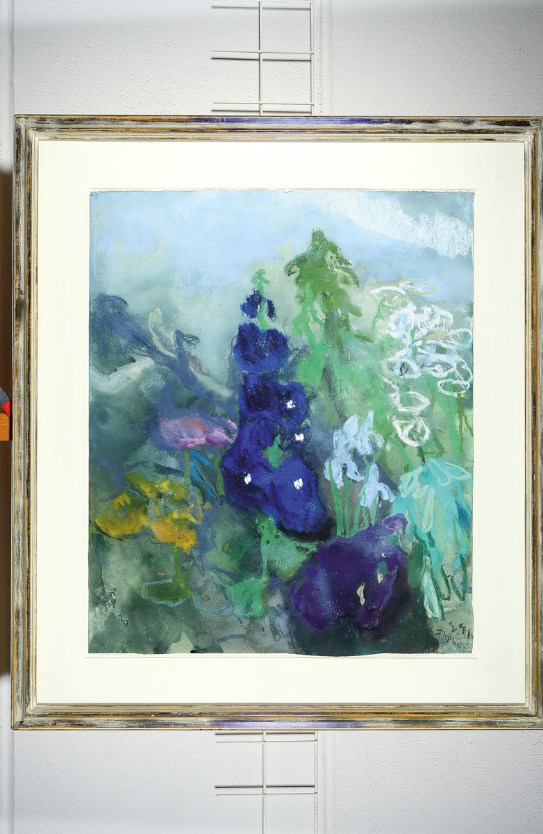 Detail k: Klaus Fußmann, geb. 1938, Gouache/Farbkreideauf Büttenkarton, großformatiges Blumenstillleben, aus dem graublauen Hintergrund herausgearbeitet, ...