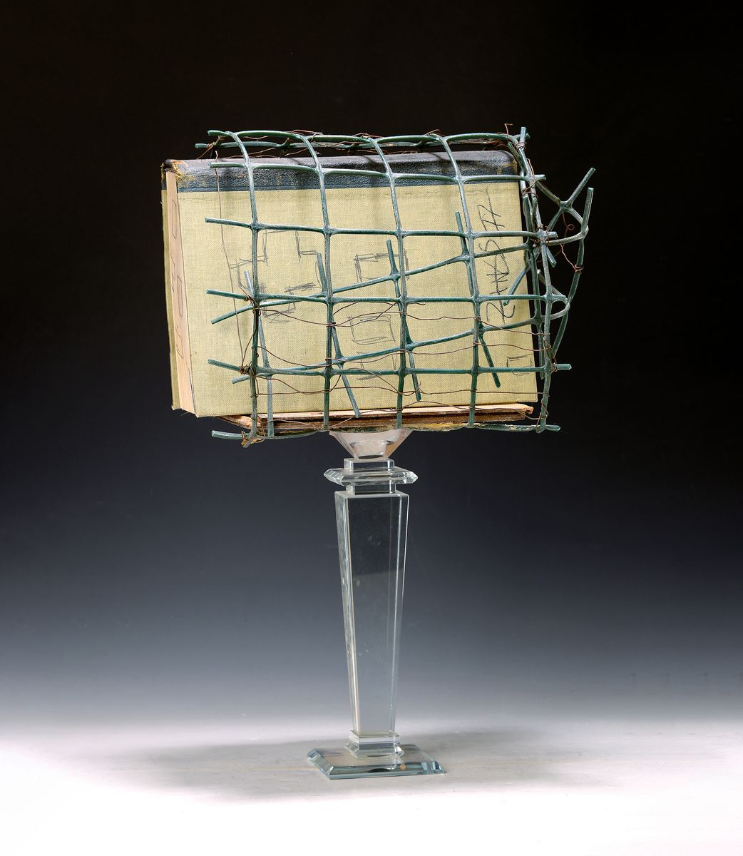 ----entfällt---- Herbert Zangs, 1924 - 2003, "Anti-Buch", Buch, Holz, Draht, Ölkreide und Bleistift, 1977, hier hat der Künstler das ...
