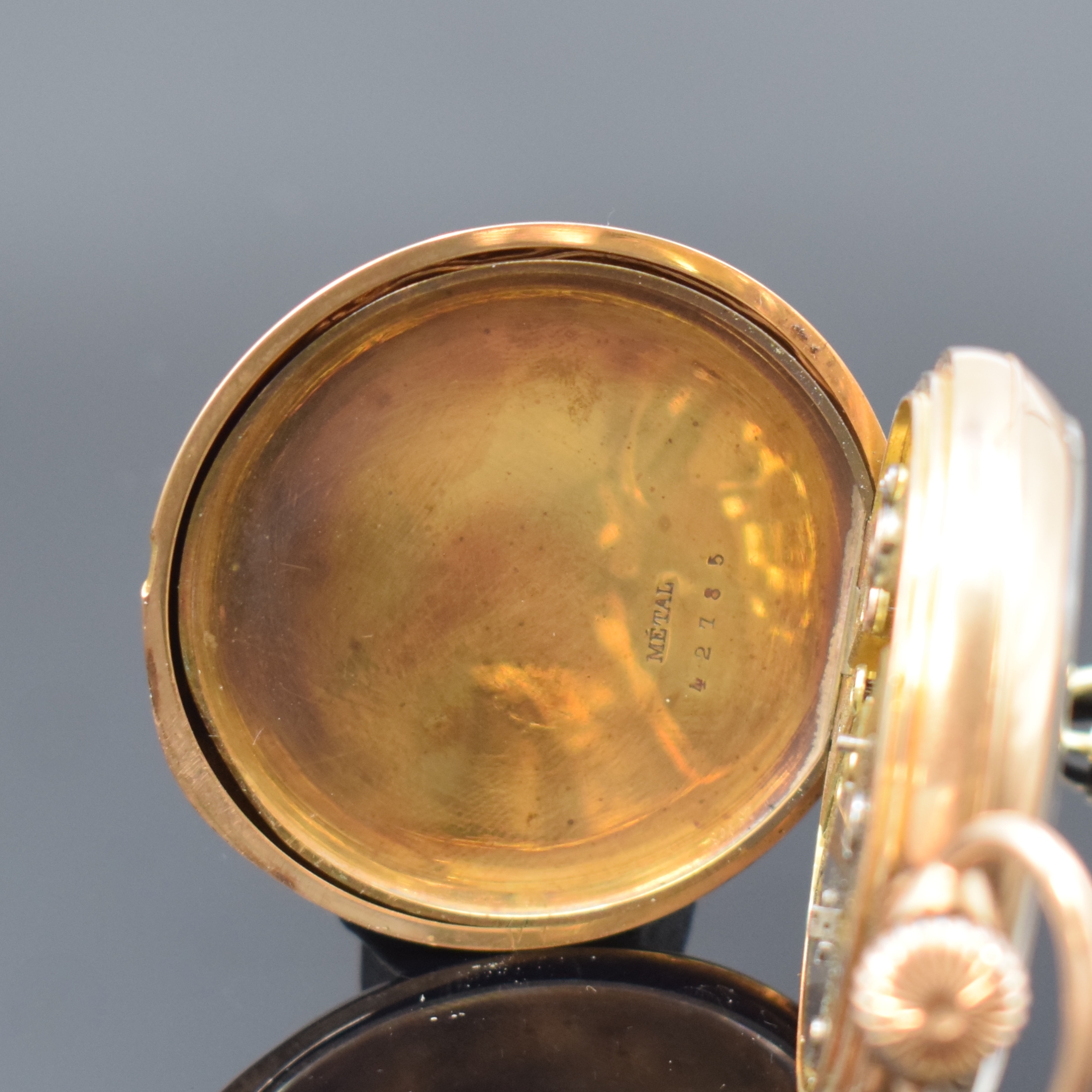 Detail d: MAX MAYER, successeur de Arthur Jaccard du Gros offene Herrentaschenuhr in RG 585/000 an GG 585/000 Kette, Schweiz um 1915, guill. Geh. l. dell., ...
