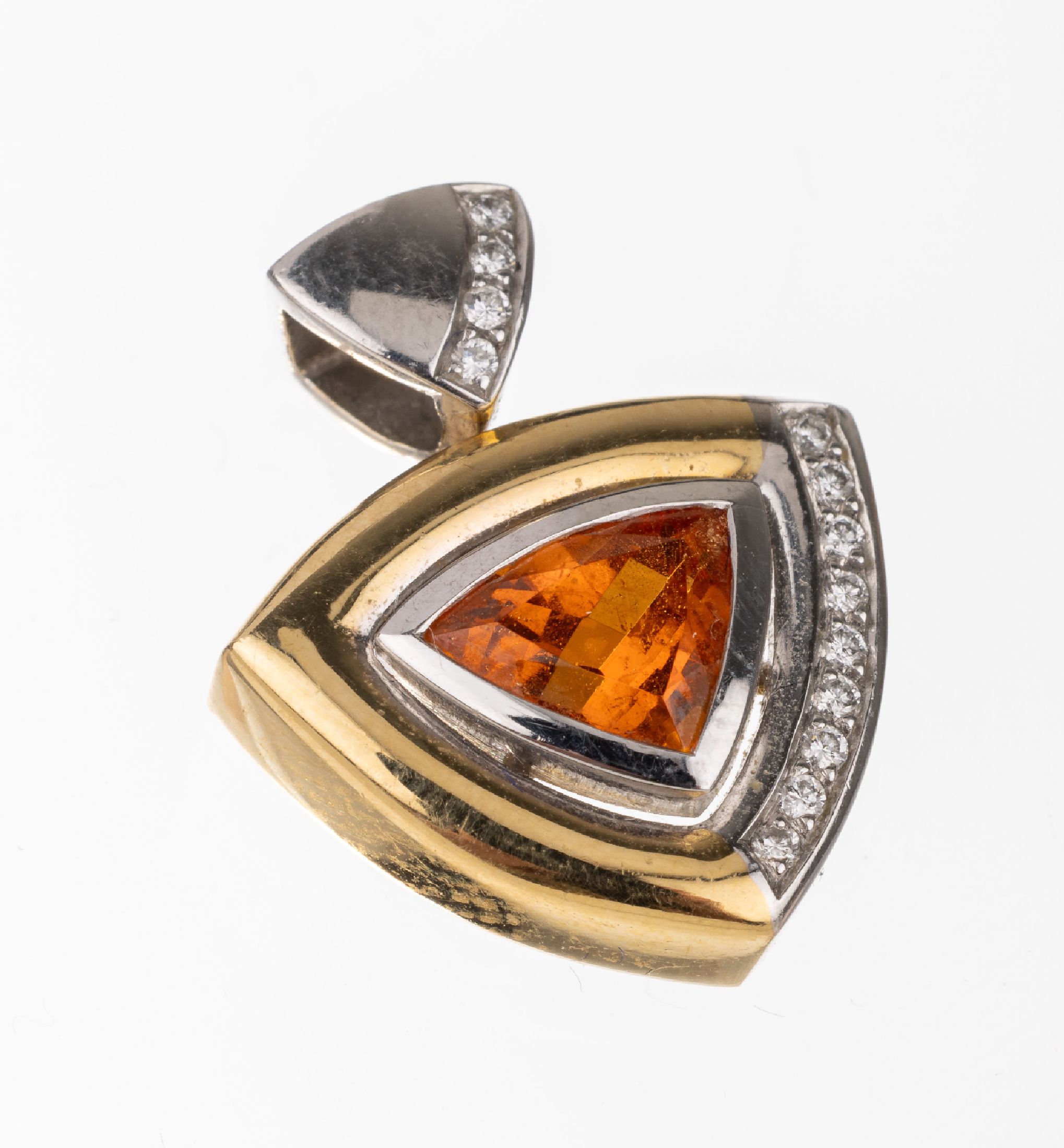 18 kt Gold Granat-Brillant-Anhänger, GG/WG 750/000, facett. Mandaringranat-Triangel ca. 1.0 ct, 13 Brillanten zus. ca. 0.095 ct (grav.), ...