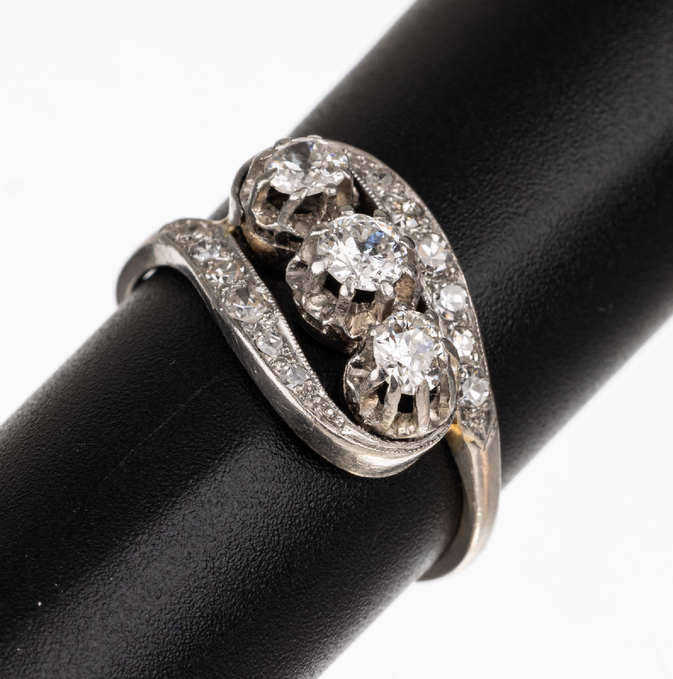 Platin Diamant-Ring, um 1950, 3 Altschliff-Diamanten und 12 8/8-Diamanten zus. ca. 1.20 ct Weiß/si, ca. 5.3 g, RW 56