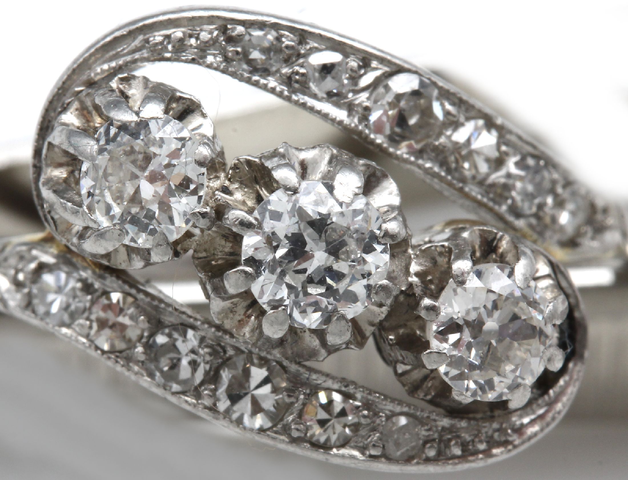 Detail a: Platin Diamant-Ring, um 1950, 3 Altschliff-Diamanten und 12 8/8-Diamanten zus. ca. 1.20 ct Weiß/si, ca. 5.3 g, RW 56