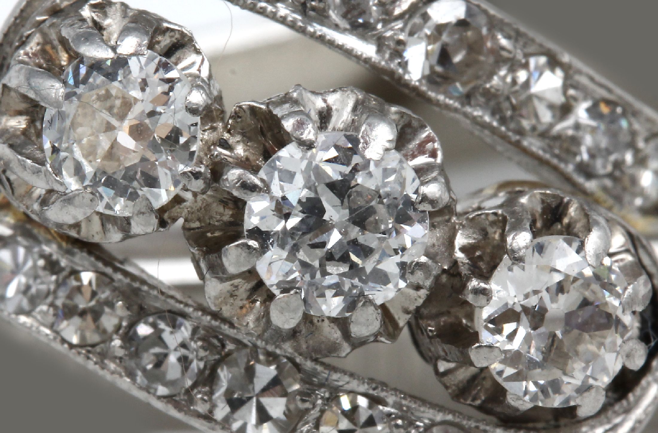 Detail b: Platin Diamant-Ring, um 1950, 3 Altschliff-Diamanten und 12 8/8-Diamanten zus. ca. 1.20 ct Weiß/si, ca. 5.3 g, RW 56