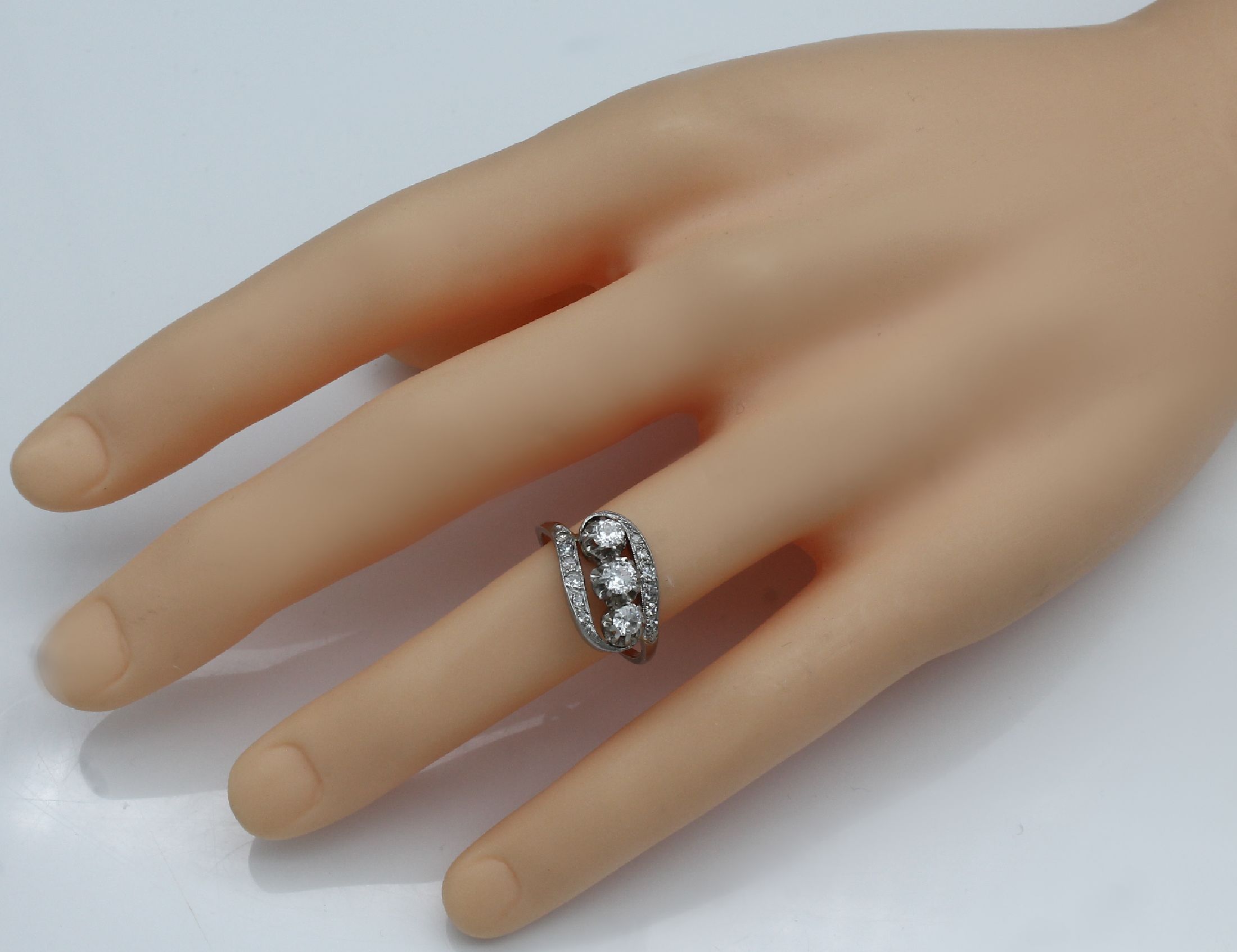 Detail c: Platin Diamant-Ring, um 1950, 3 Altschliff-Diamanten und 12 8/8-Diamanten zus. ca. 1.20 ct Weiß/si, ca. 5.3 g, RW 56