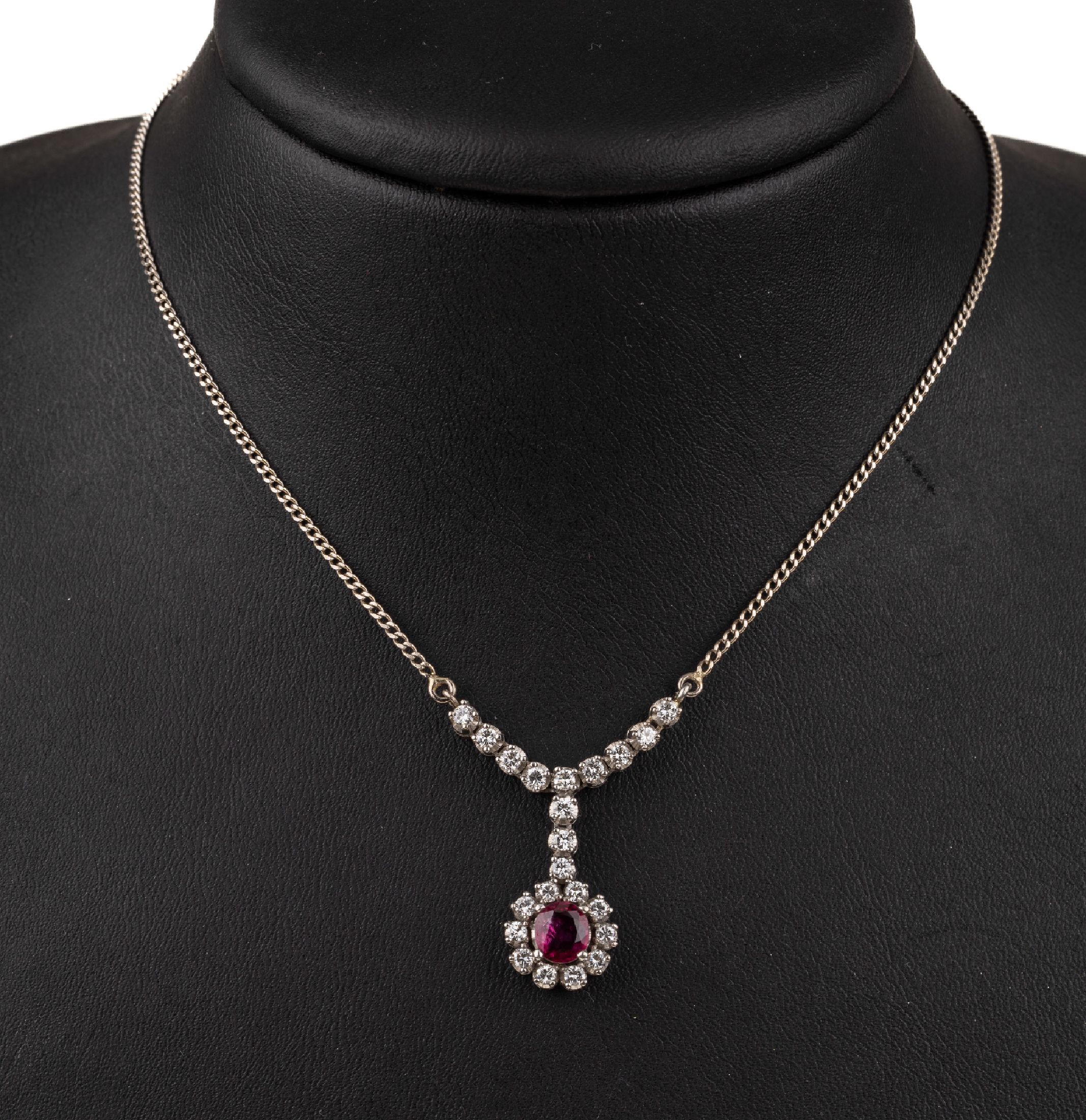 14 kt Gold Rubin-Brillant-Collier, WG 585/ 000, rundfacett. Rubin ca. 0.80 ct, 22 Brill. zus. ca. 0.75 ct feines Weiß-Weiß/vvs- vs, L. ca. 42 cm, ...