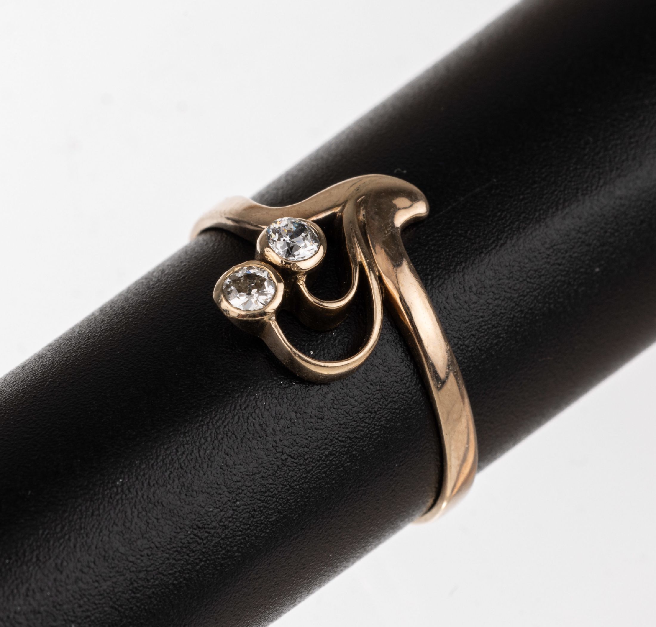 14 kt Gold Diamant-Jugendstilring, RoseG 585/000, um 1900, 2 Altschliff-Diamantenzus. ca. 0.20 ct Weiß/si, zierlich, stilrein, total ca. 1.8 g, RW ...