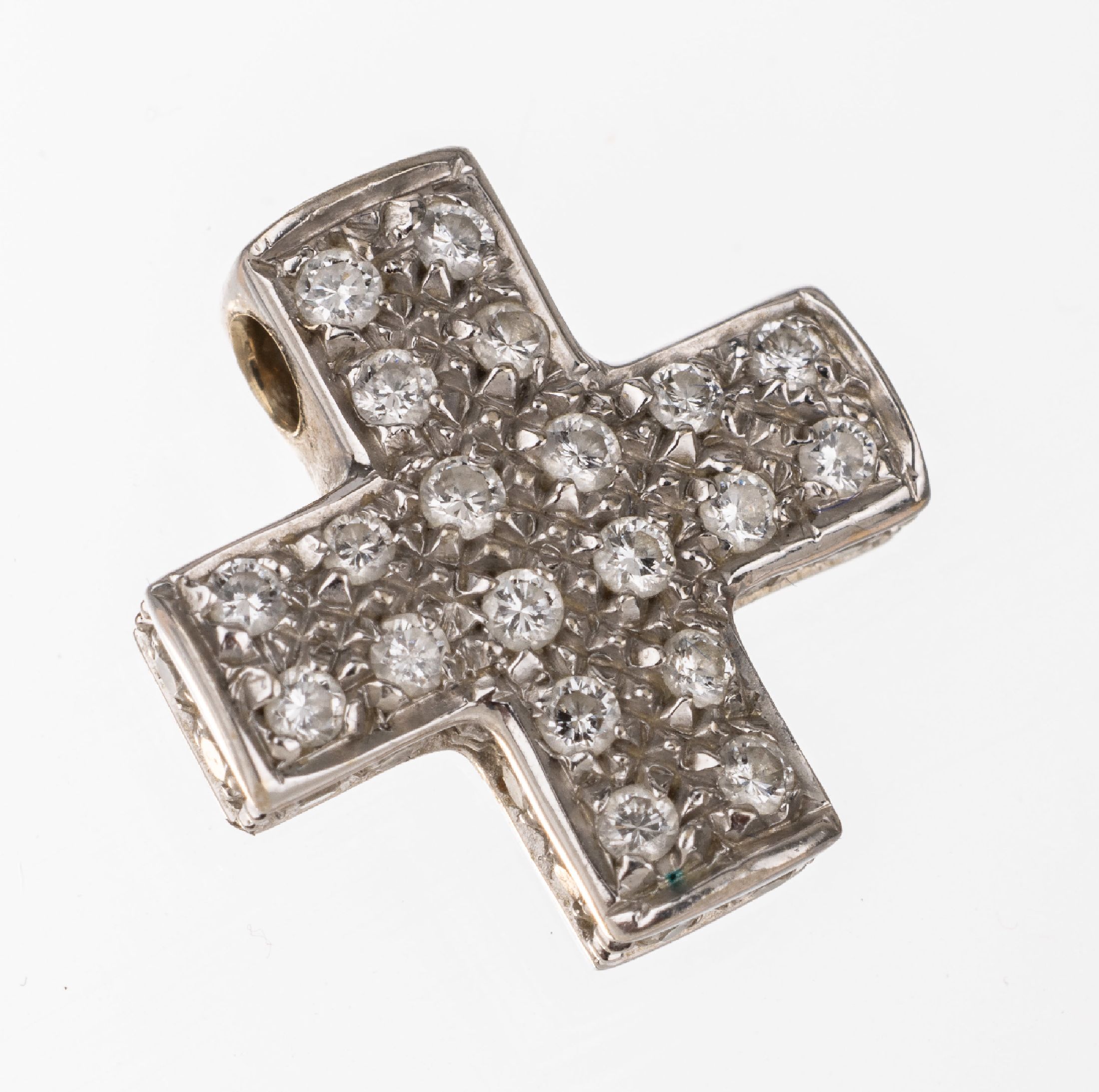 18 kt Gold Brillant-Kreuzanhänger, WG 750/000, Vorderseite und seitlich mit 40 Brillanten zus. ca. 0.50 ct Weiß/lr-vs, L. ca. 1.3 cm, total ca. 2.2 ...