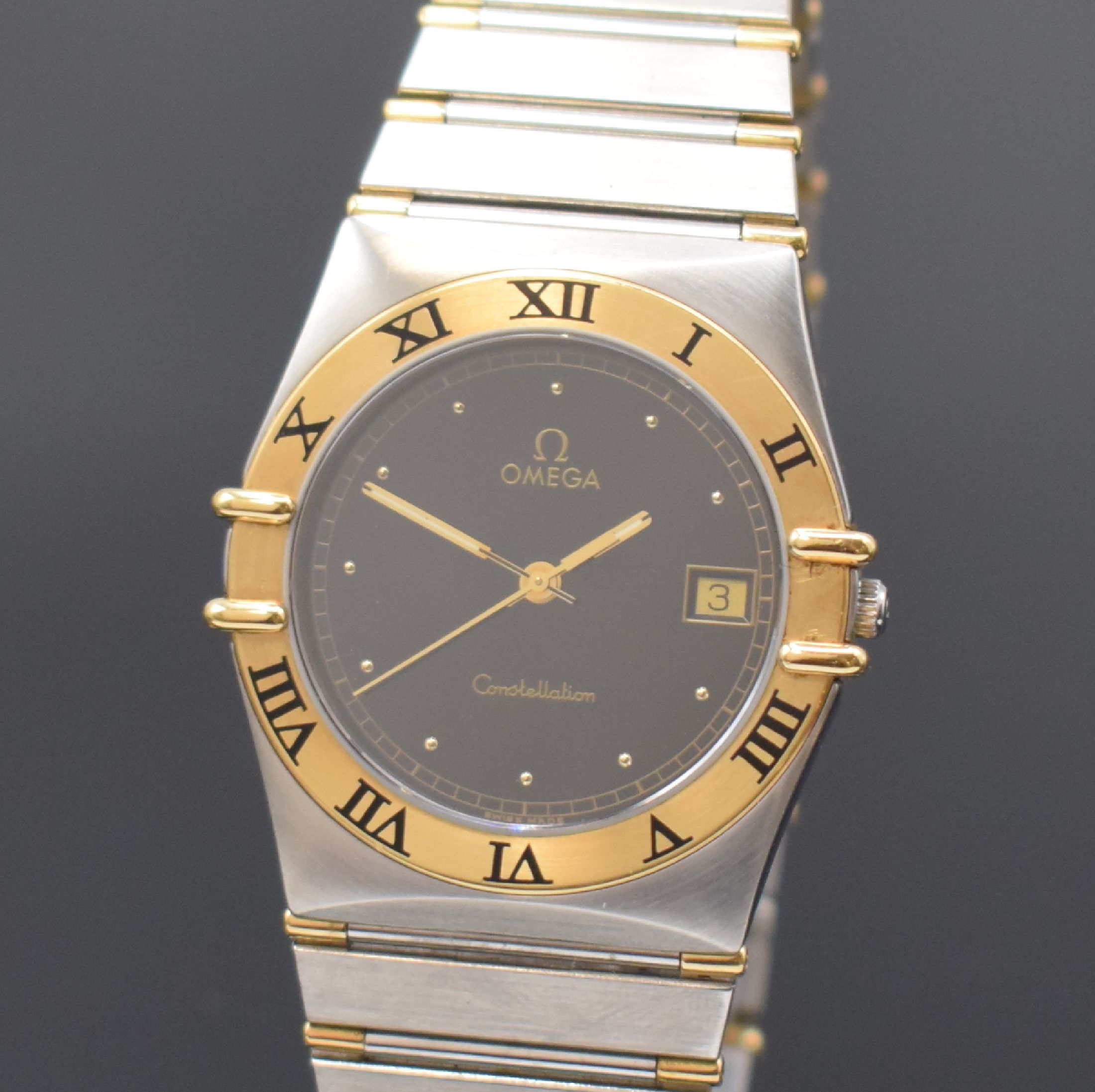 Detail a: OMEGA Herrenarmbanduhr Constellation Referenz 396.1070/80, Schweiz um 1990, quarz, Edelstahl/Gold kombiniert inkl. Gliederband m. Faltschl., Boden m. ...