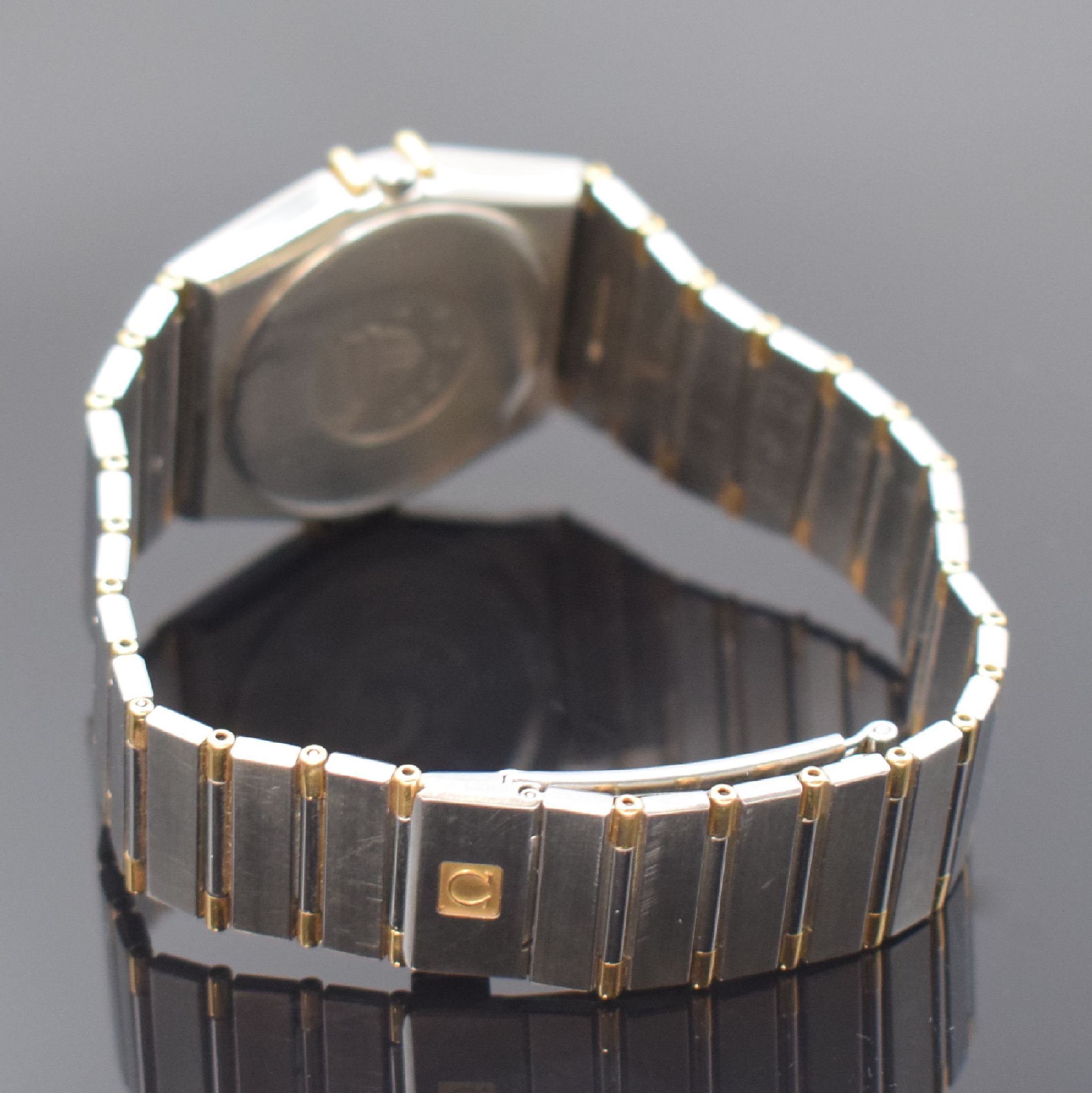Detail b: OMEGA Herrenarmbanduhr Constellation Referenz 396.1070/80, Schweiz um 1990, quarz, Edelstahl/Gold kombiniert inkl. Gliederband m. Faltschl., Boden m. ...