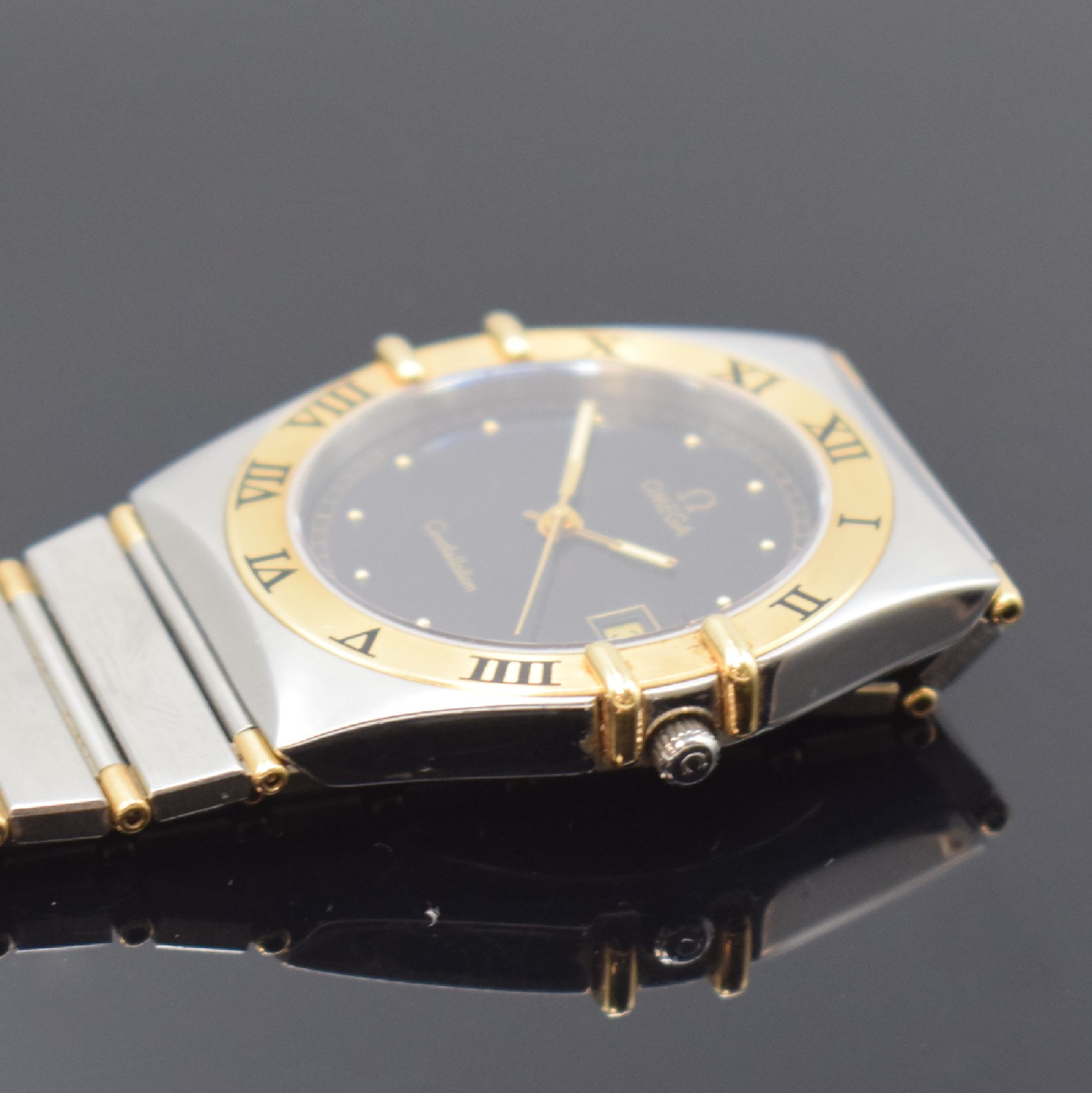 Detail c: OMEGA Herrenarmbanduhr Constellation Referenz 396.1070/80, Schweiz um 1990, quarz, Edelstahl/Gold kombiniert inkl. Gliederband m. Faltschl., Boden m. ...
