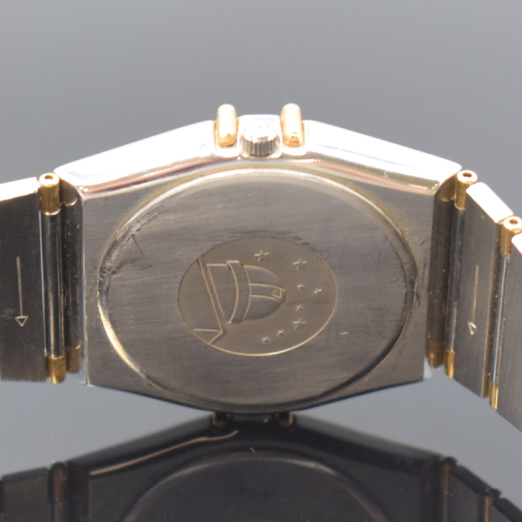 Detail d: OMEGA Herrenarmbanduhr Constellation Referenz 396.1070/80, Schweiz um 1990, quarz, Edelstahl/Gold kombiniert inkl. Gliederband m. Faltschl., Boden m. ...