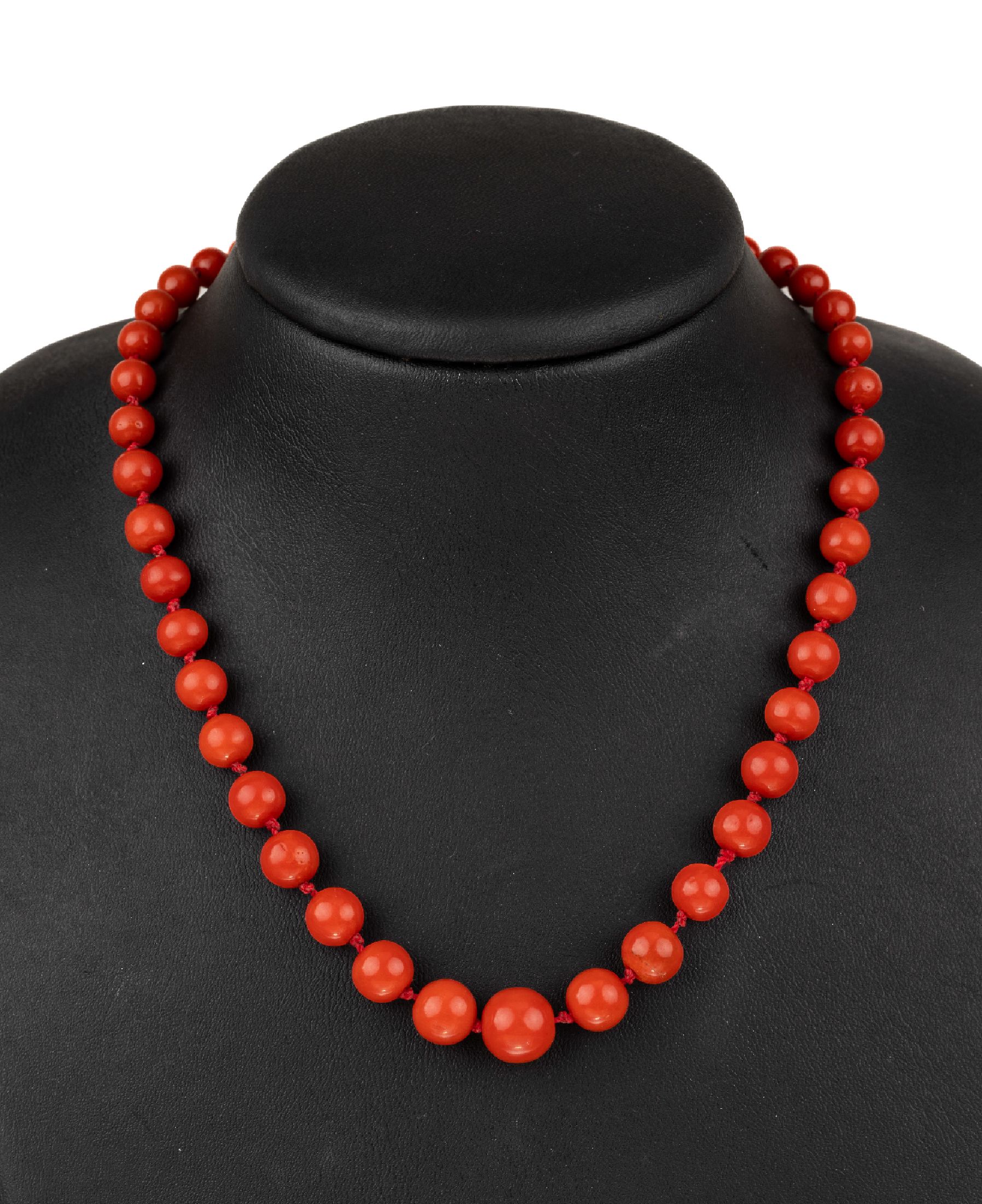 Collier aus Korallen, Italien um 1880, Schließe GG 585/000, Korallenkugeln l. unrund,von schöner Farbe, D ca. 4.9 - 10.6 mm, L. ca. 71 cm, sollte ...