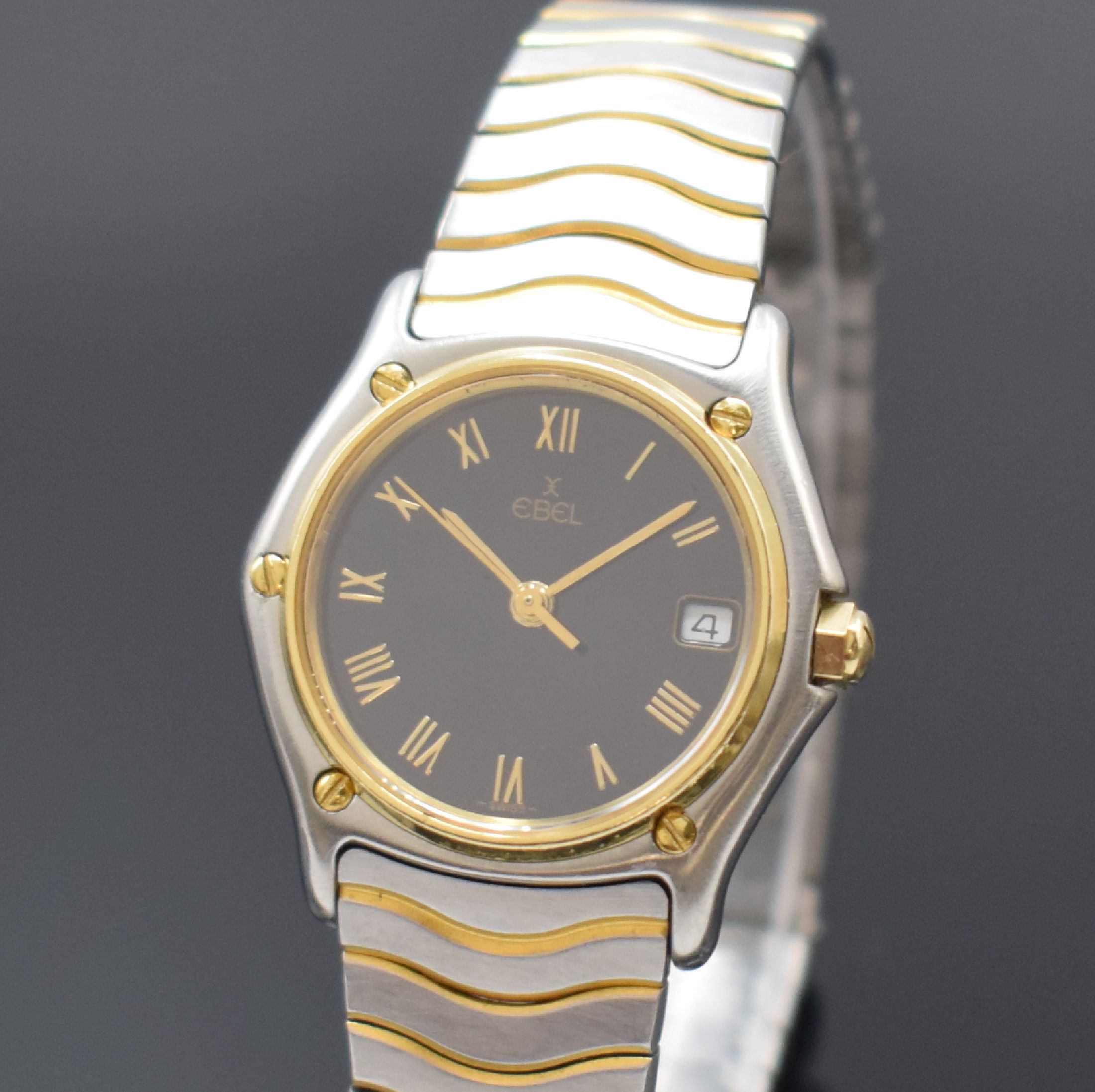 Detail a: EBEL Damenarmbanduhr Classic Wave in Stahl/Gold Referenz 183908, Schweiz um 1990, quarz, Lünette gegen Geh. 5-fach verschr. (1 Schraube def.), orig. ...