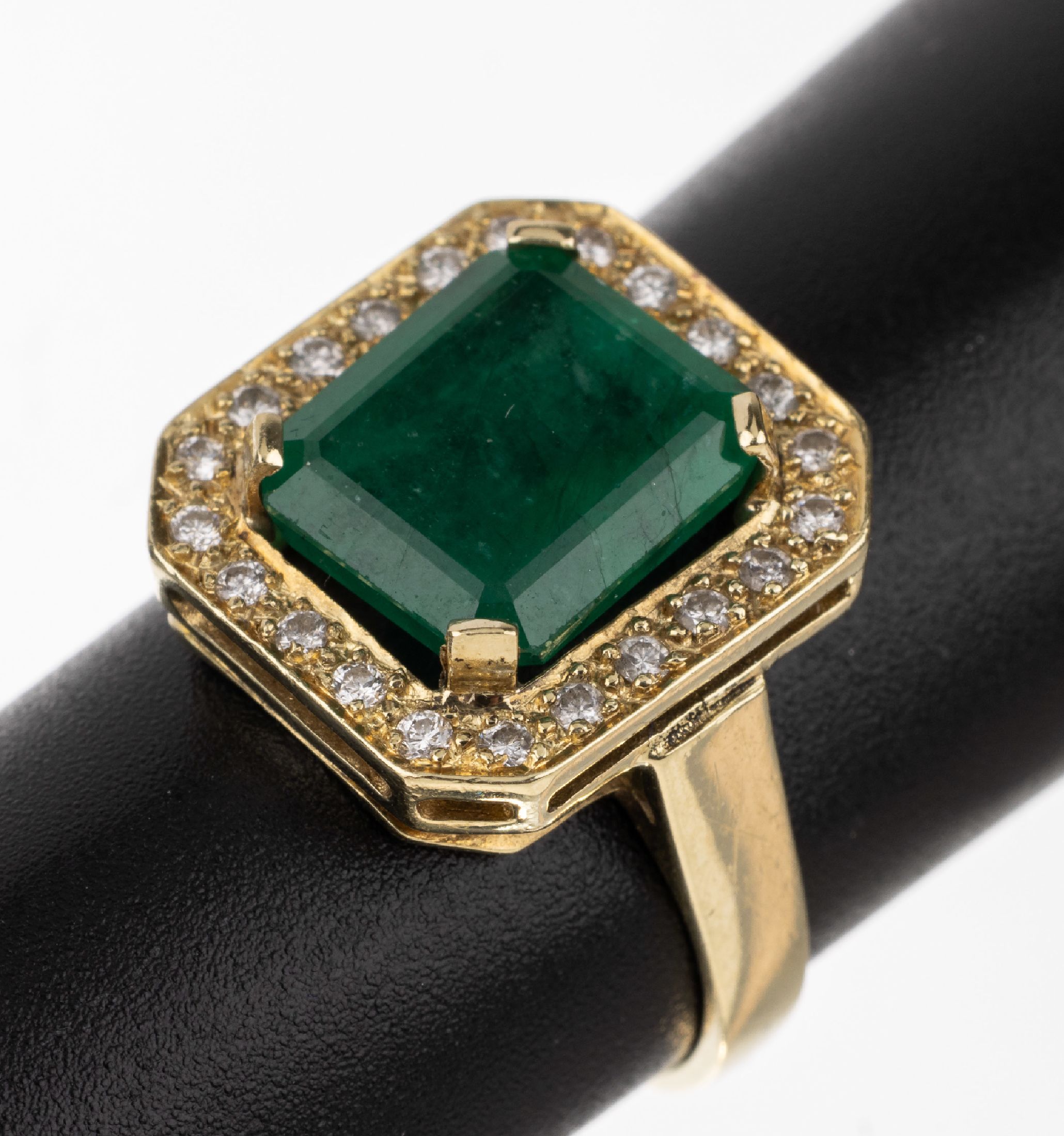 14 kt Gold Smaragd-Brillant-Ring, GG 585/000, Smaragd im Emerald Cut ca. 2.77 ct, Brillanten zus. ca. 0.22 ct Weiß/si, total ca.4.8 g, RW 52, ...