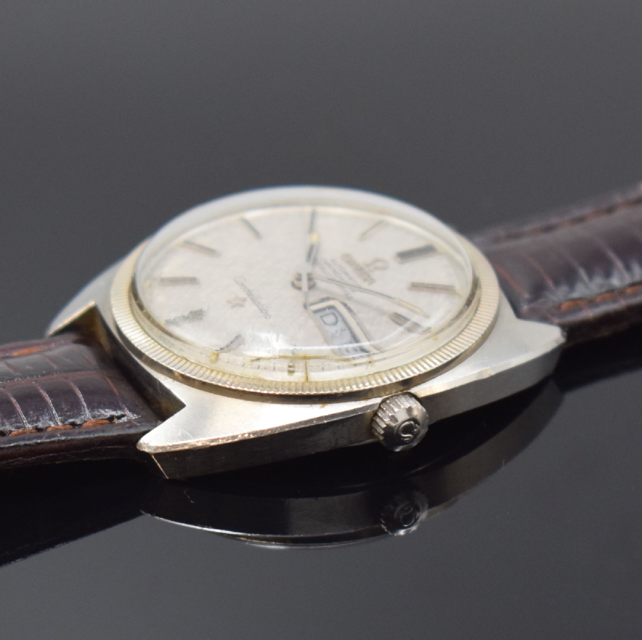 Detail b: OMEGA Herrenarmbanduhr Constellation Chronometer Referenz 168.029, Automatik, Schweiz um 1961, Edelstahlgeh., Boden m. Darst. Sternwarte und ...