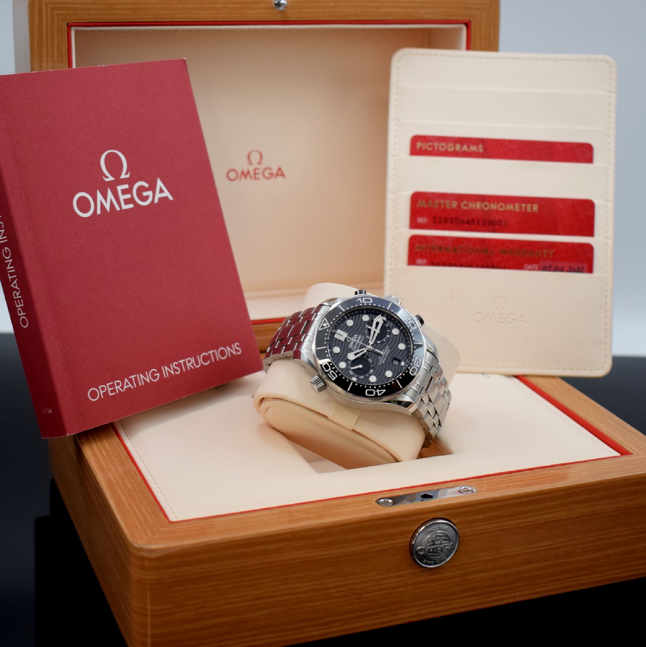 OMEGA Armbandchronograph Seamaster Diver 300 M Referenz 210.30.44.51.01.001, Automatik, Chronometer in Edelstahl inkl. Gliederband m. Faltschl., ...