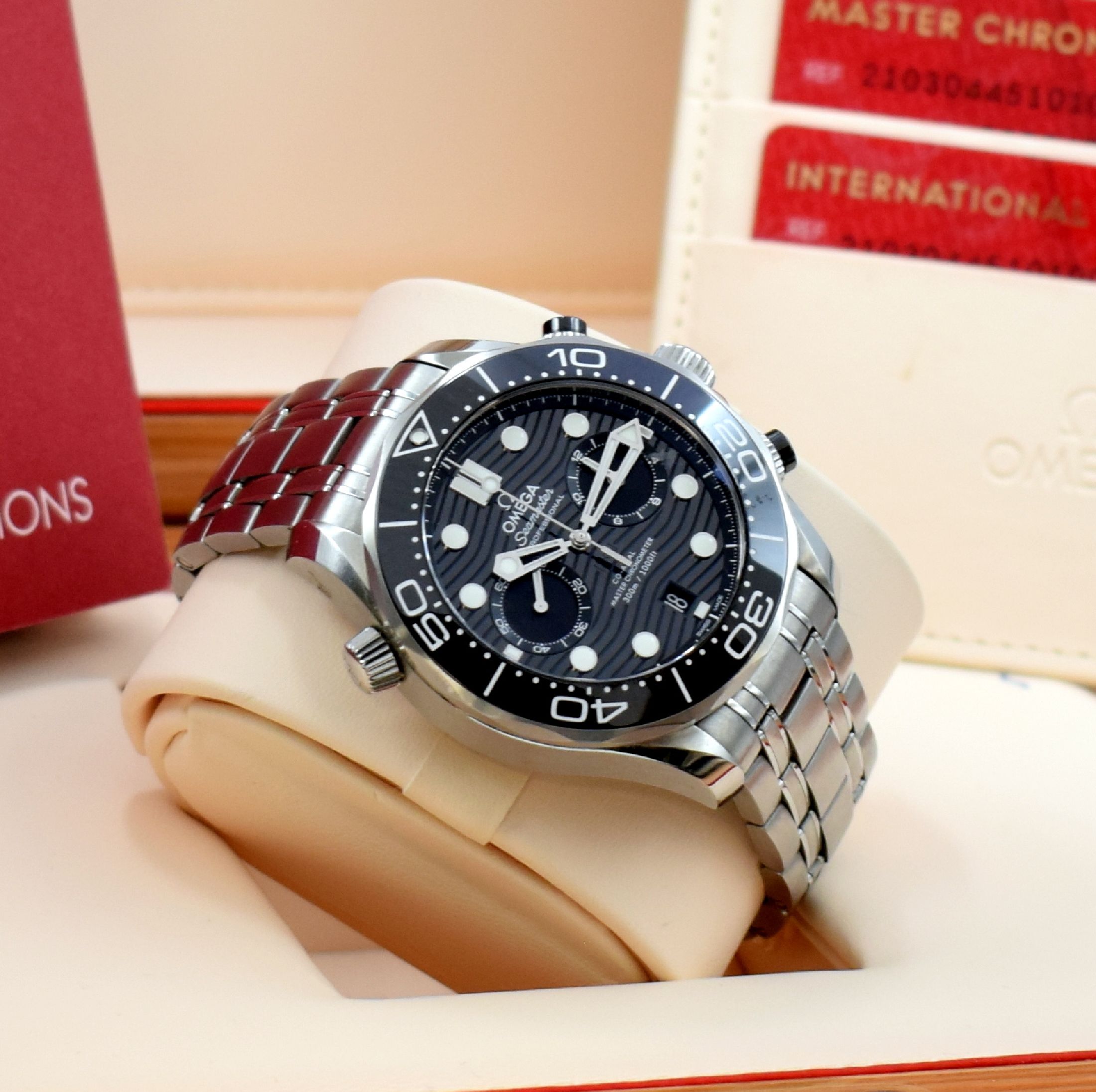 Detail a: OMEGA Armbandchronograph Seamaster Diver 300 M Referenz 210.30.44.51.01.001, Automatik, Chronometer in Edelstahl inkl. Gliederband m. Faltschl., ...