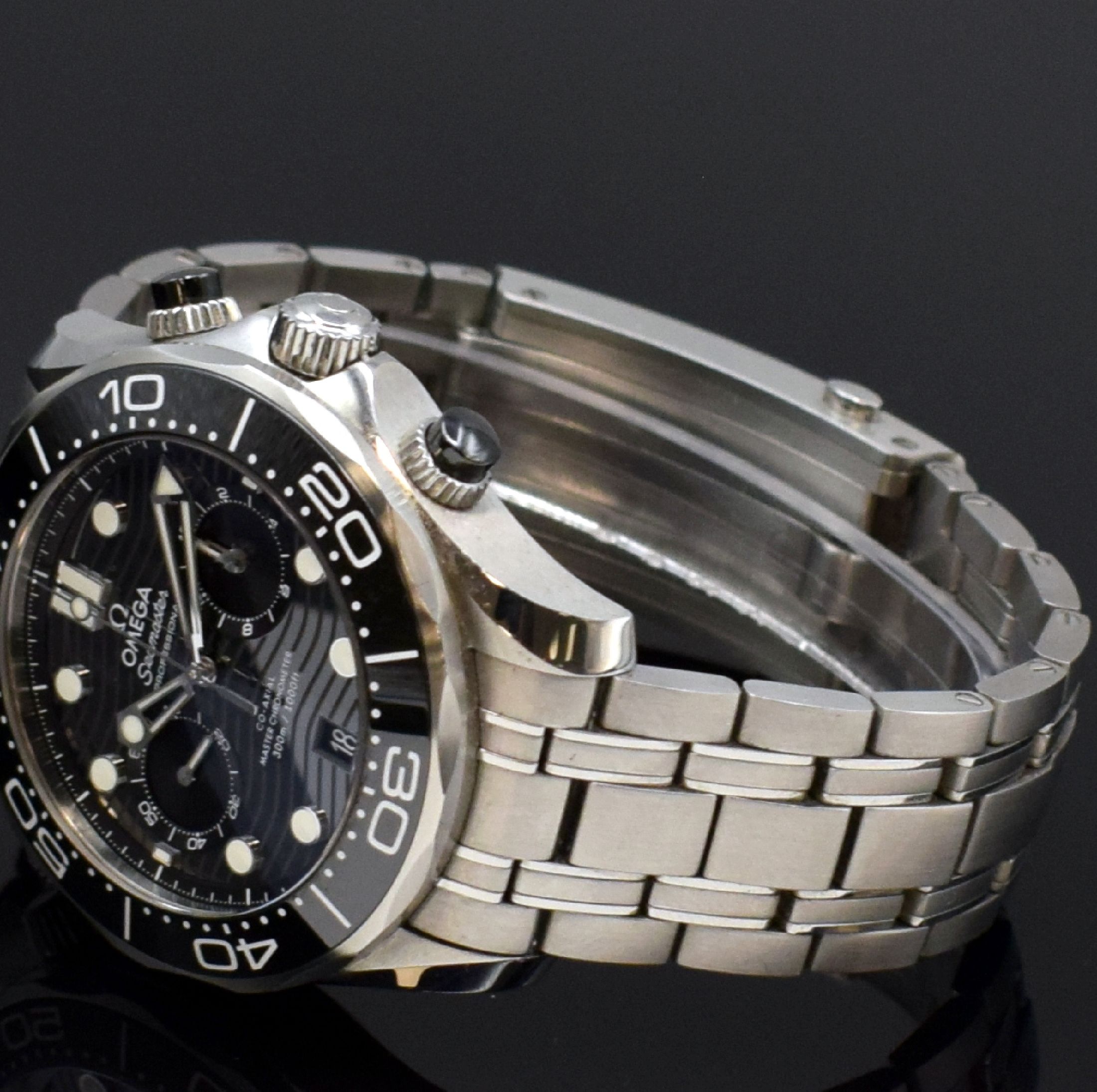 Detail e: OMEGA Armbandchronograph Seamaster Diver 300 M Referenz 210.30.44.51.01.001, Automatik, Chronometer in Edelstahl inkl. Gliederband m. Faltschl., ...