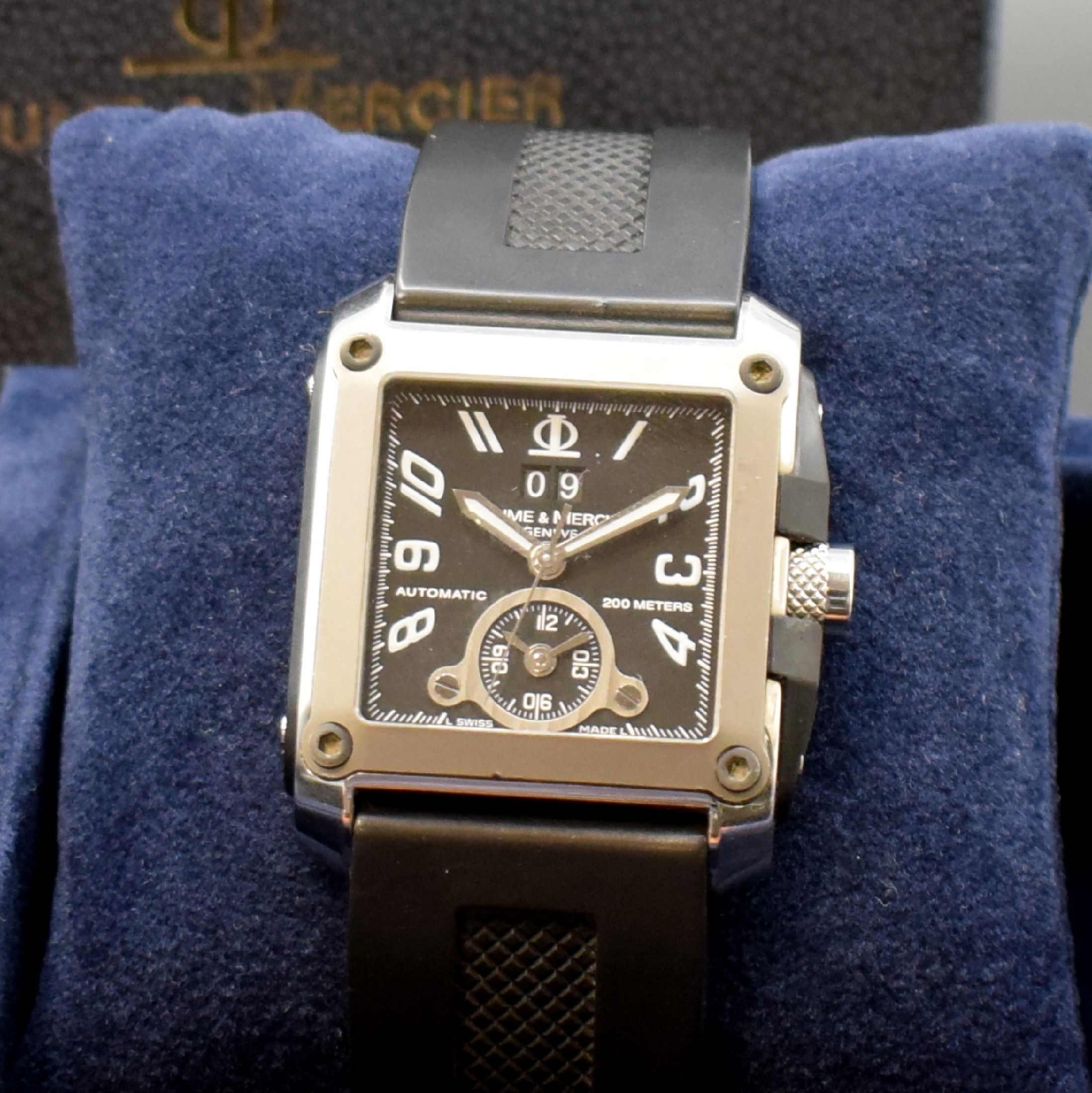 Detail a: BAUME & MERCIER Herrenarmbanduhr Model Dual Time Referenz 65590, Schweiz um 2005, Automatik, beids. vergl. Edelstahlgeh., orig. Kautschukbd. m. dopp. ...