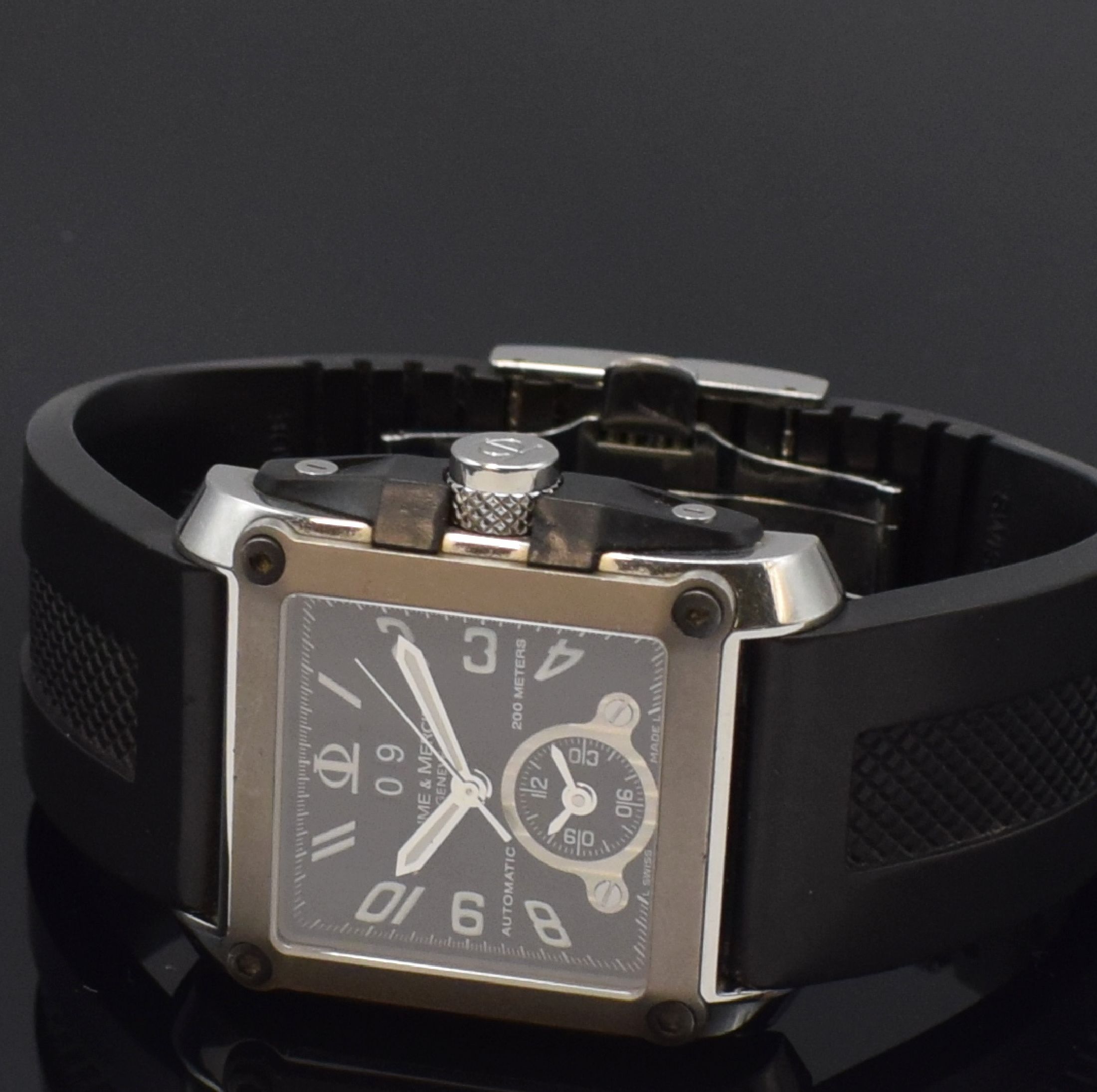 Detail b: BAUME & MERCIER Herrenarmbanduhr Model Dual Time Referenz 65590, Schweiz um 2005, Automatik, beids. vergl. Edelstahlgeh., orig. Kautschukbd. m. dopp. ...