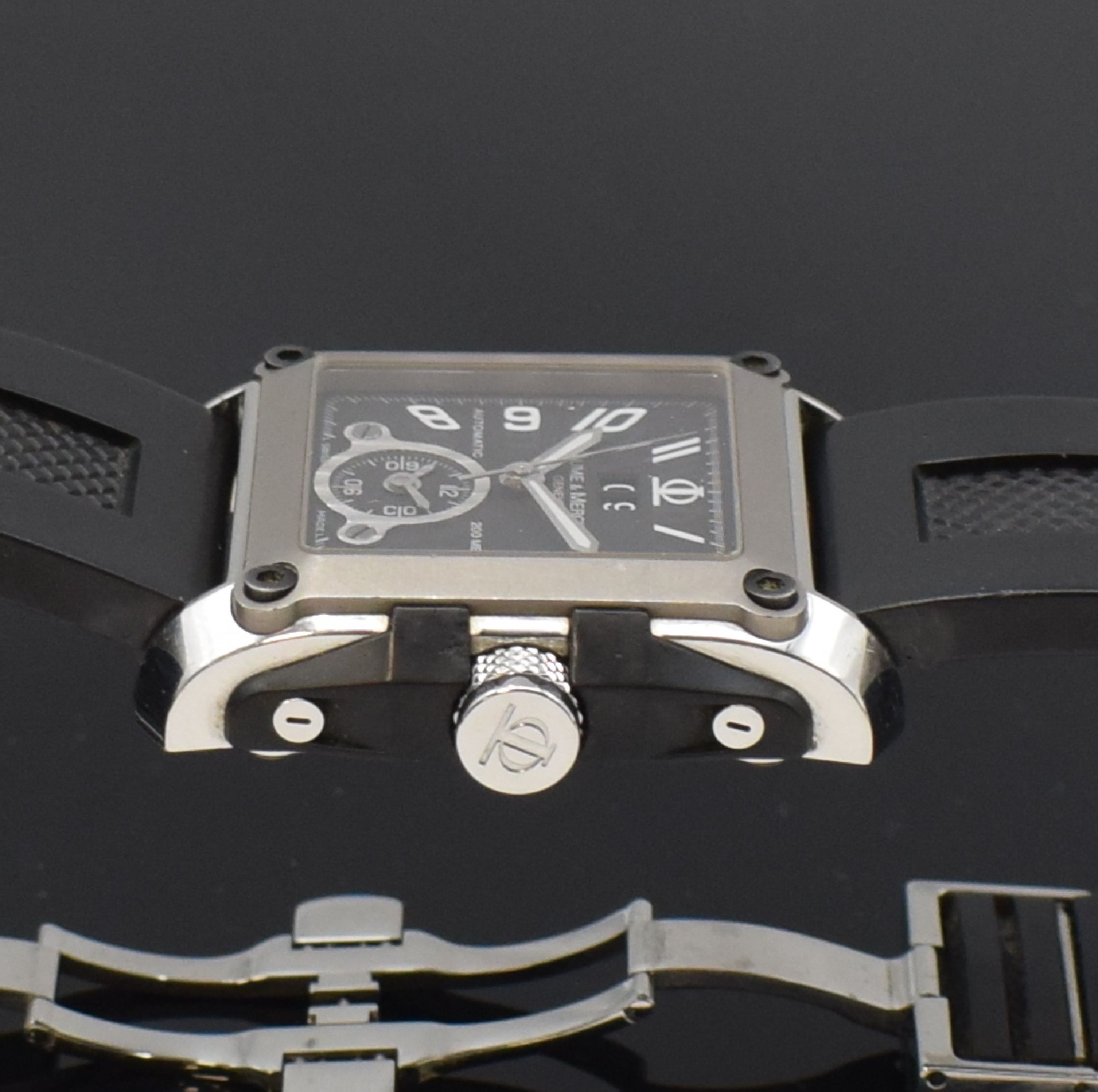 Detail d: BAUME & MERCIER Herrenarmbanduhr Model Dual Time Referenz 65590, Schweiz um 2005, Automatik, beids. vergl. Edelstahlgeh., orig. Kautschukbd. m. dopp. ...