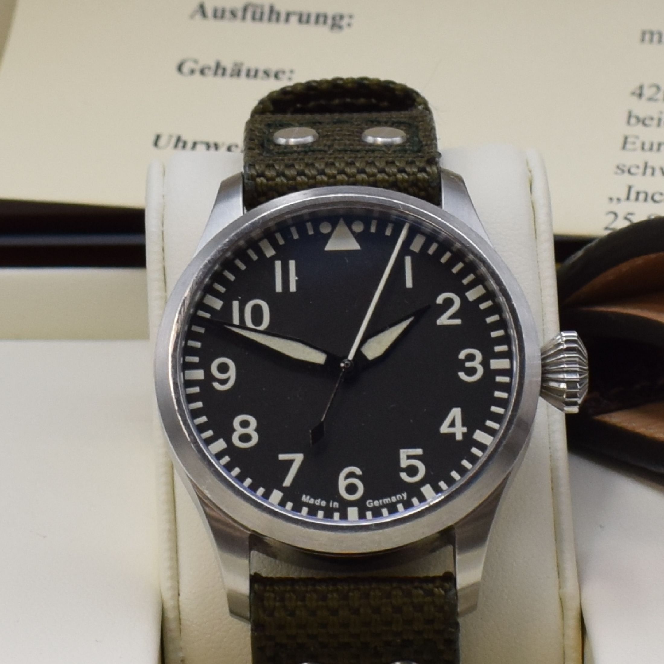 Detail a: TOURBY Aviator Herrenarmbanduhr in Stahl, Deutschland um 2011, Automatik, massives Geh., Boden geschr., Textilband, schwarzes Zifferbl. m. arab. ...