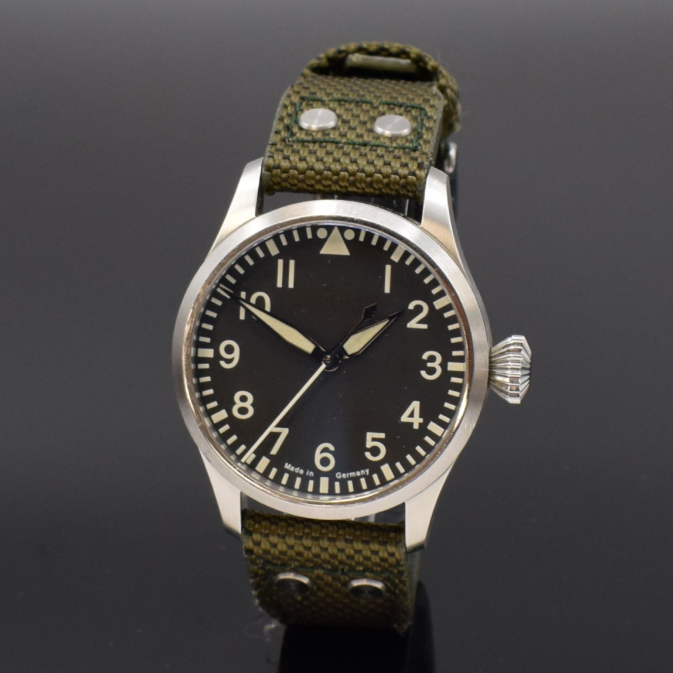Detail c: TOURBY Aviator Herrenarmbanduhr in Stahl, Deutschland um 2011, Automatik, massives Geh., Boden geschr., Textilband, schwarzes Zifferbl. m. arab. ...