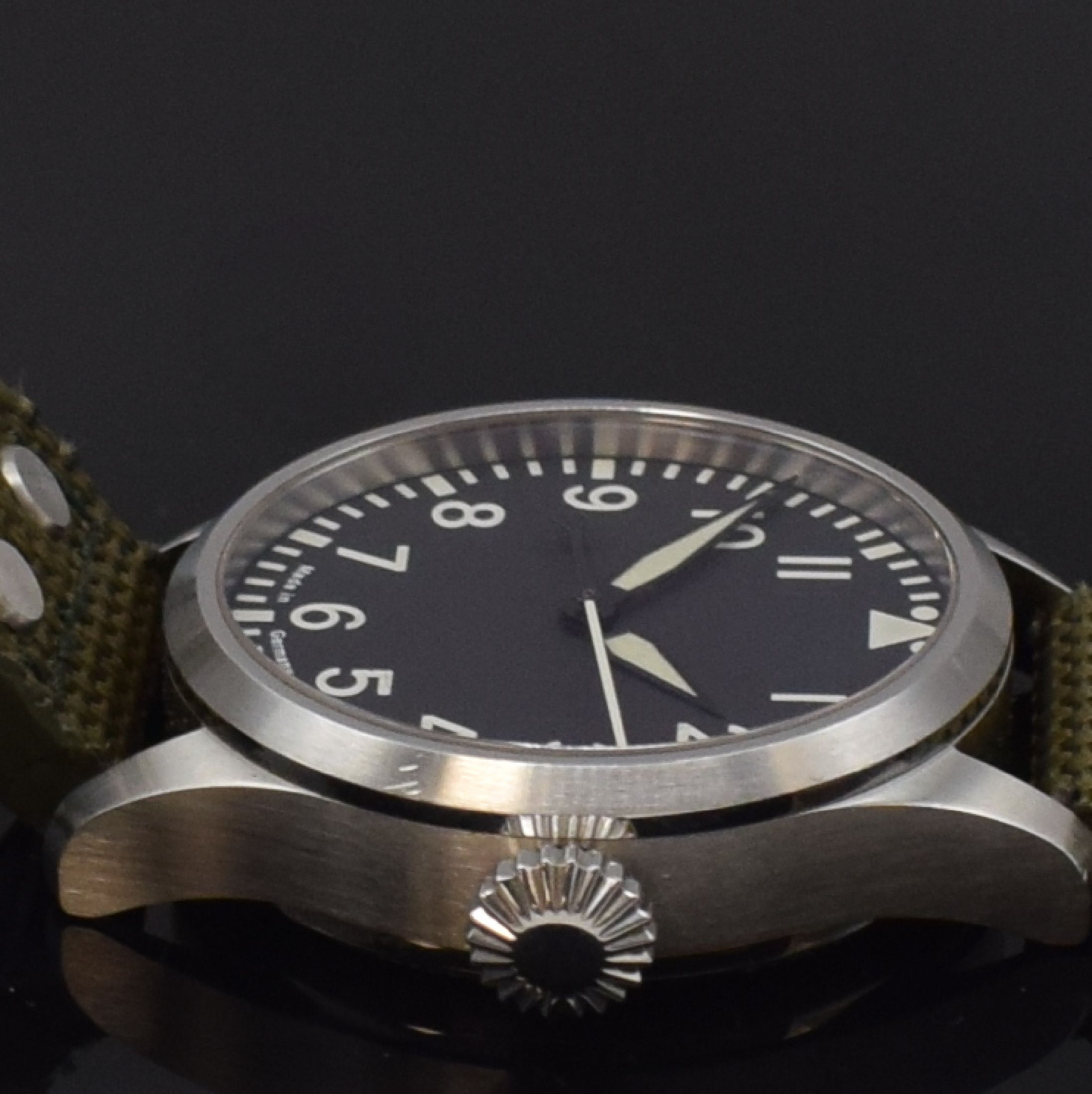 Detail d: TOURBY Aviator Herrenarmbanduhr in Stahl, Deutschland um 2011, Automatik, massives Geh., Boden geschr., Textilband, schwarzes Zifferbl. m. arab. ...
