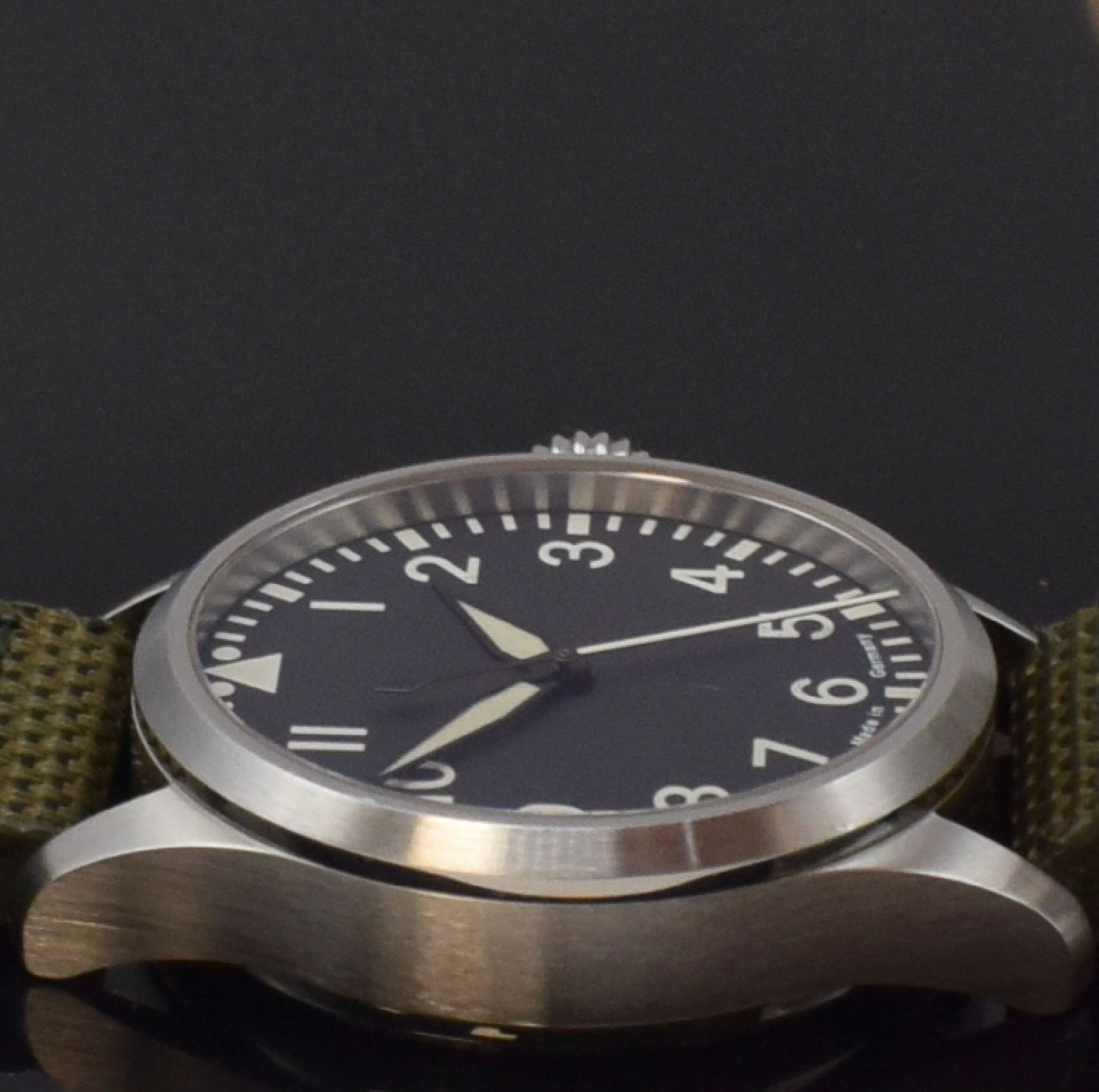 Detail e: TOURBY Aviator Herrenarmbanduhr in Stahl, Deutschland um 2011, Automatik, massives Geh., Boden geschr., Textilband, schwarzes Zifferbl. m. arab. ...