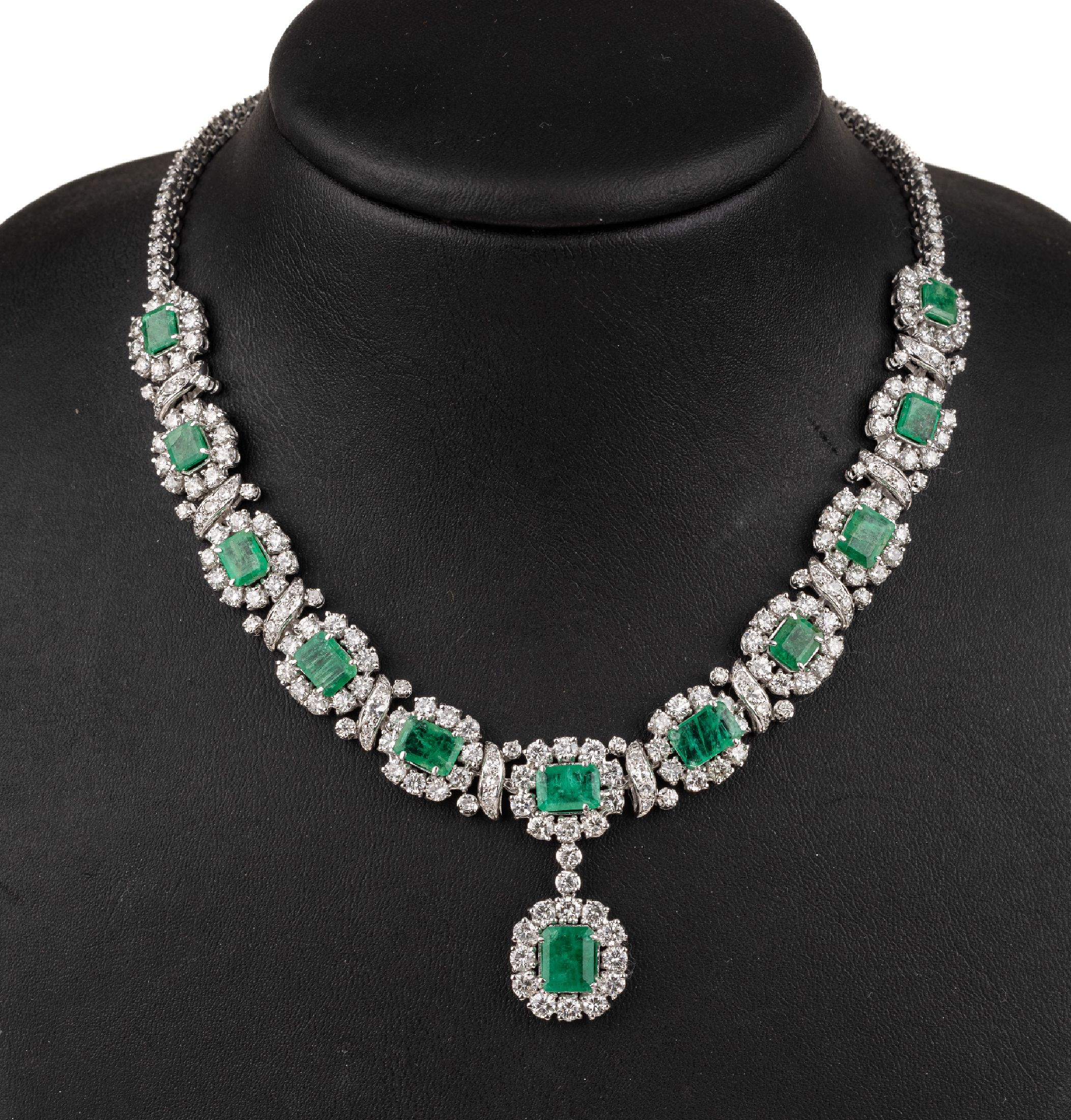 18 kt Gold Smaragd-Brillant-Collier, WG 750/000, 12 Smaragde im Emerald Cut zus. ca. 10.0 ct, Kerben, Brillanten und 8/8- Diamanten zus. ca. 12.5 ct ...