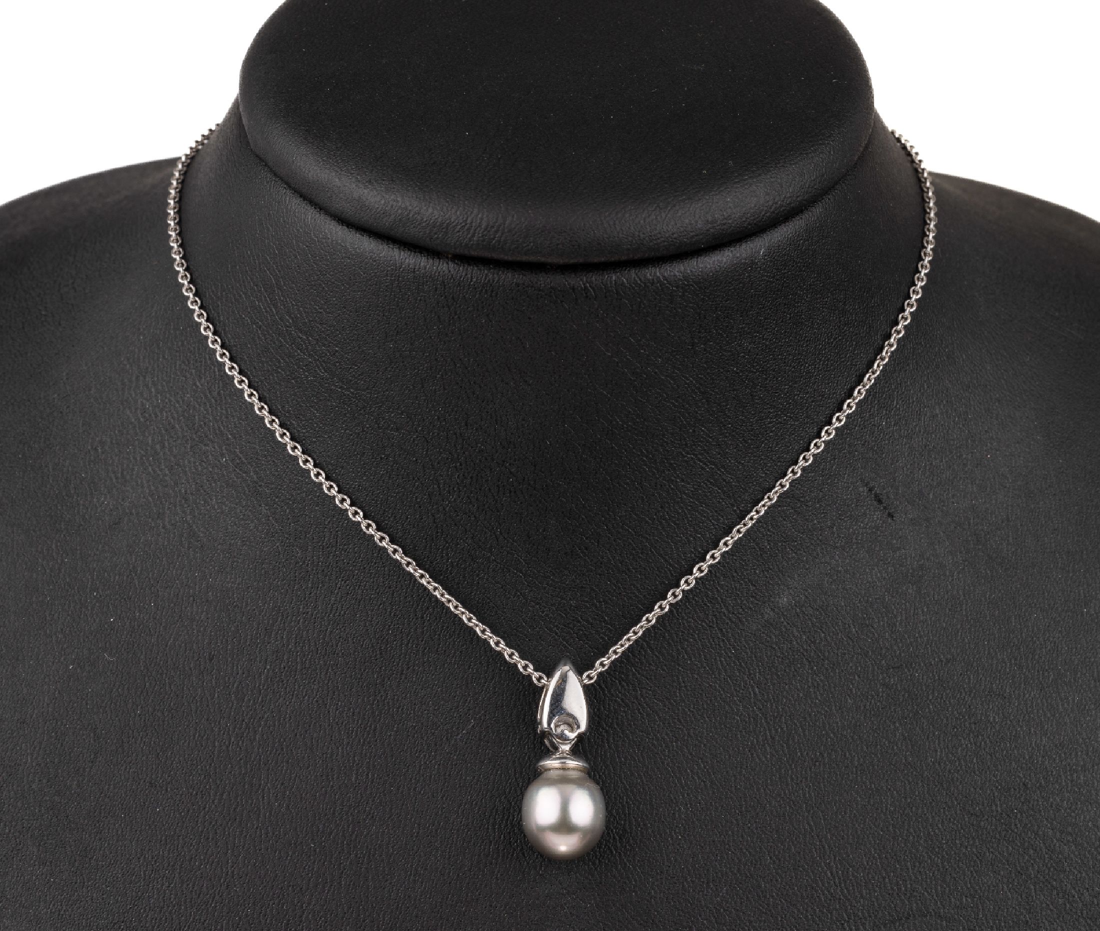 14 kt Gold Perl-Brillant-Anhänger, an Kette, WG 585/000, tropfenförm. Akoyazuchtperle D ca. 10 mm, Brillant ca. 0.15 ct Weiß/vs, Kettenl. ca. 42 ...