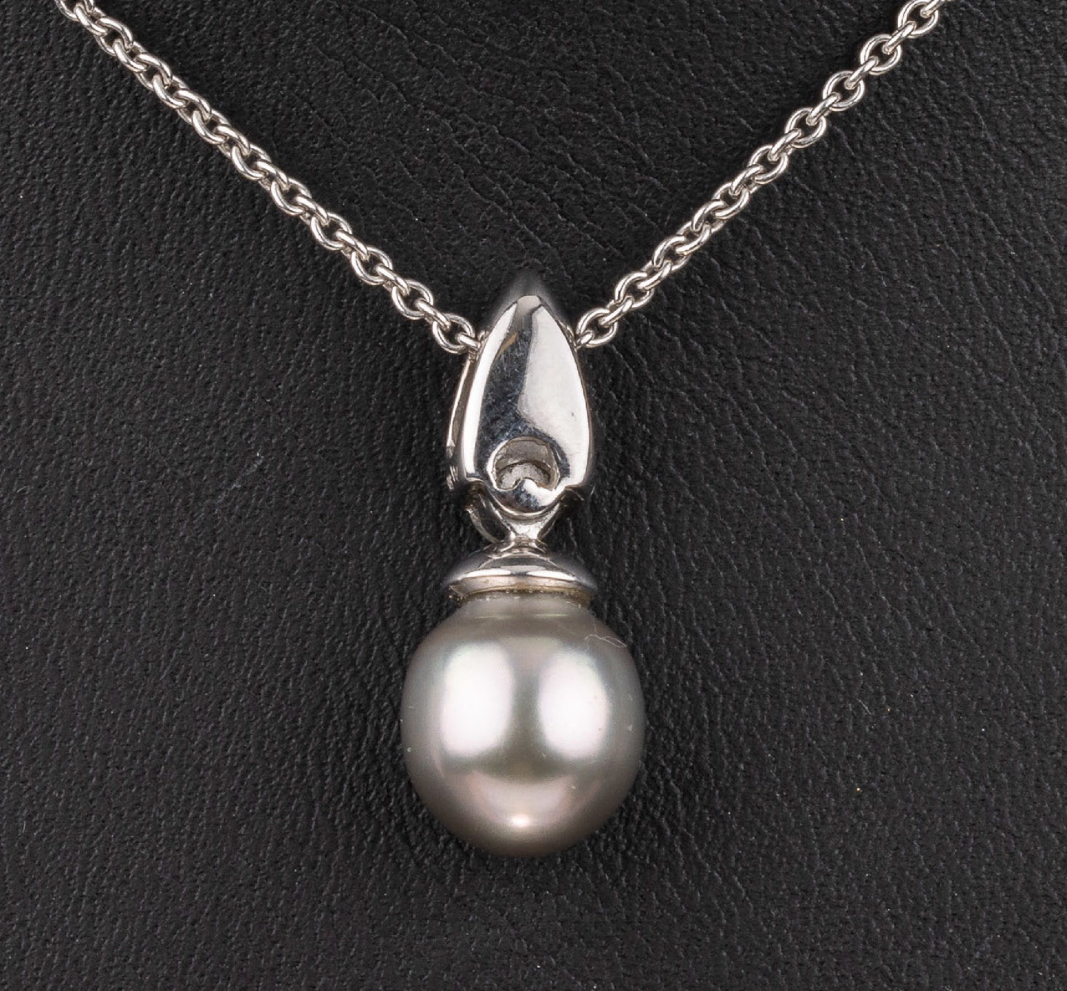 Detail a: 14 kt Gold Perl-Brillant-Anhänger, an Kette, WG 585/000, tropfenförm. Akoyazuchtperle D ca. 10 mm, Brillant ca. 0.15 ct Weiß/vs, Kettenl. ca. 42 ...