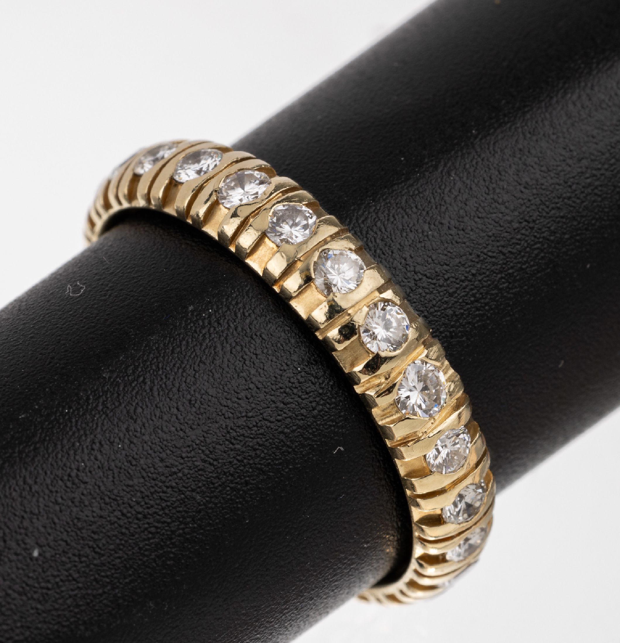 14 kt Gold Brillant-Memoryring, GG 585/000, rundum mit Brillanten zus. ca. 1.2 ct feines Weiß-Weiß/lr-si, RW 58, total ca. 3.7 g