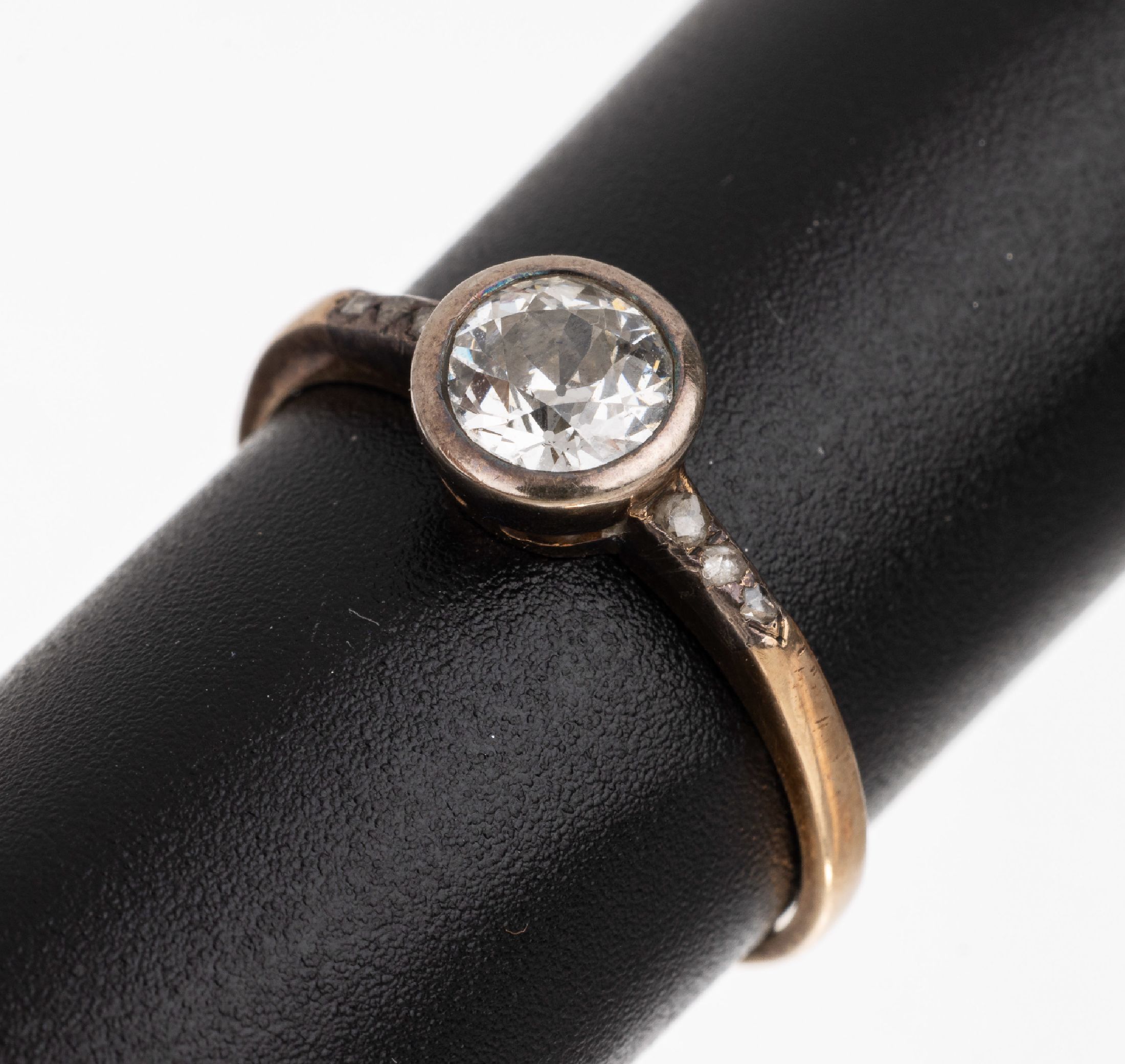 14 kt Gold Diamant-Ring, RG 585/000 und Platin, um 1910, Altschliff-Diamant ca. 0.55 ct Weiß/si, 6 Diamant-Rosen zus. ca. 0.05 ct, RW 54, total ca. ...