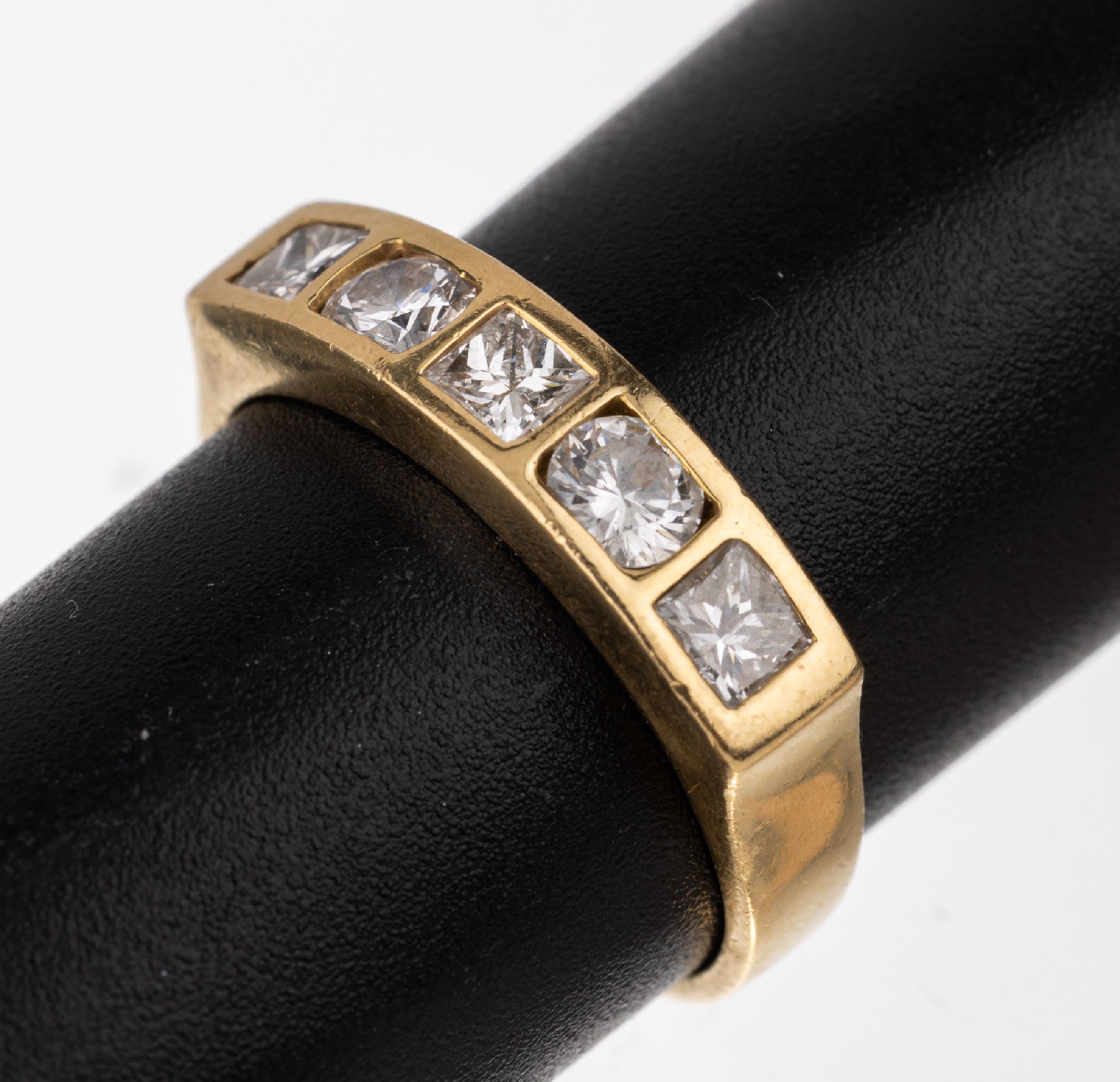 18 kt Gold Diamant-Ring, GG 750/000, 3 Princesscut-Diamanten und 2 Brillanten zus. ca. 1.0 ct Weiß/vs-si, RW 55, ca. 4.4 g