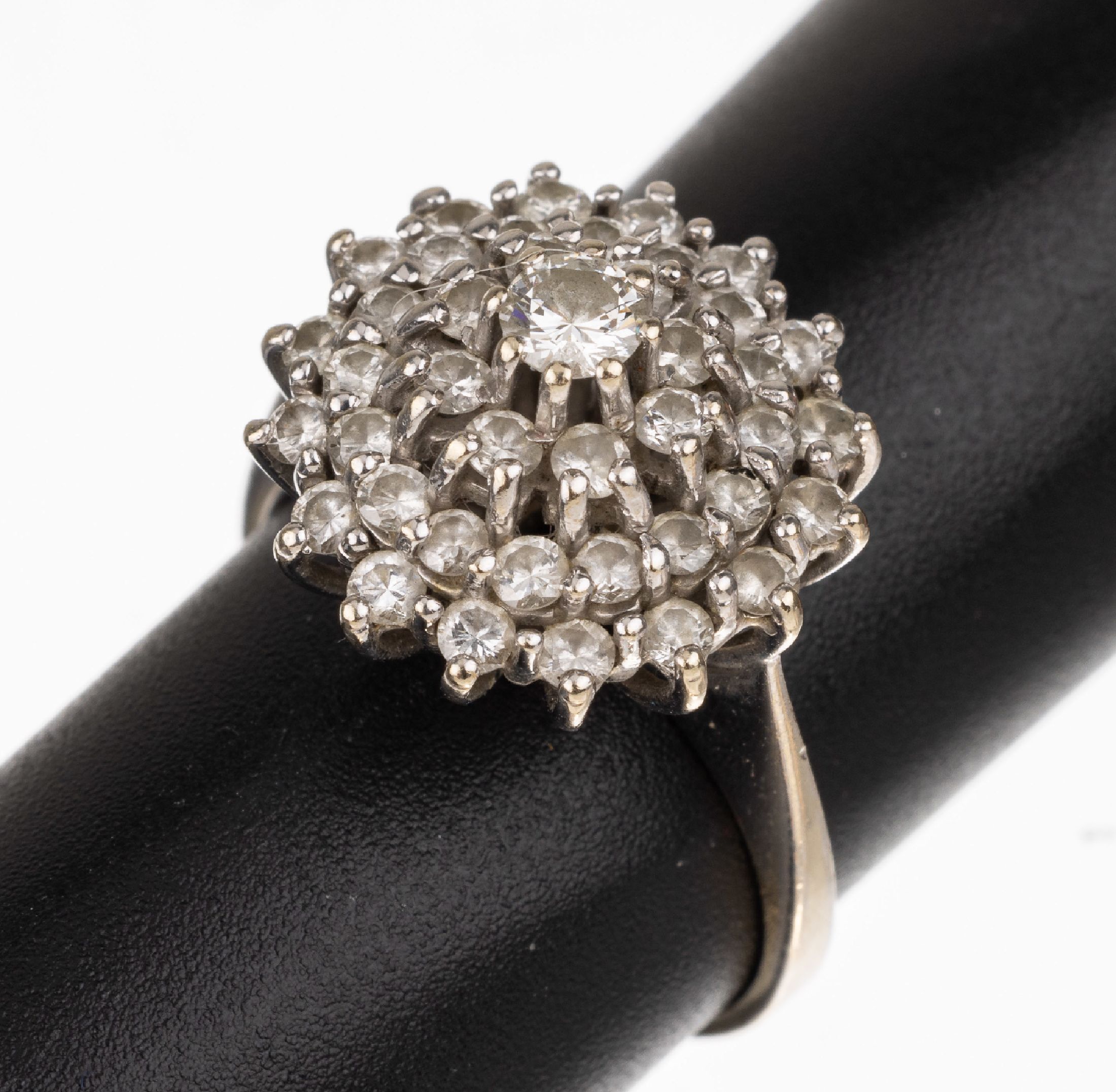 14 kt Gold Brillant-Ring, WG 585/000, mehrstufiger Aufbau, Brillanten zus. ca. 1.25 ct Weiß/si, RW 55, total ca. 5.1 g, Meistermarke unged.