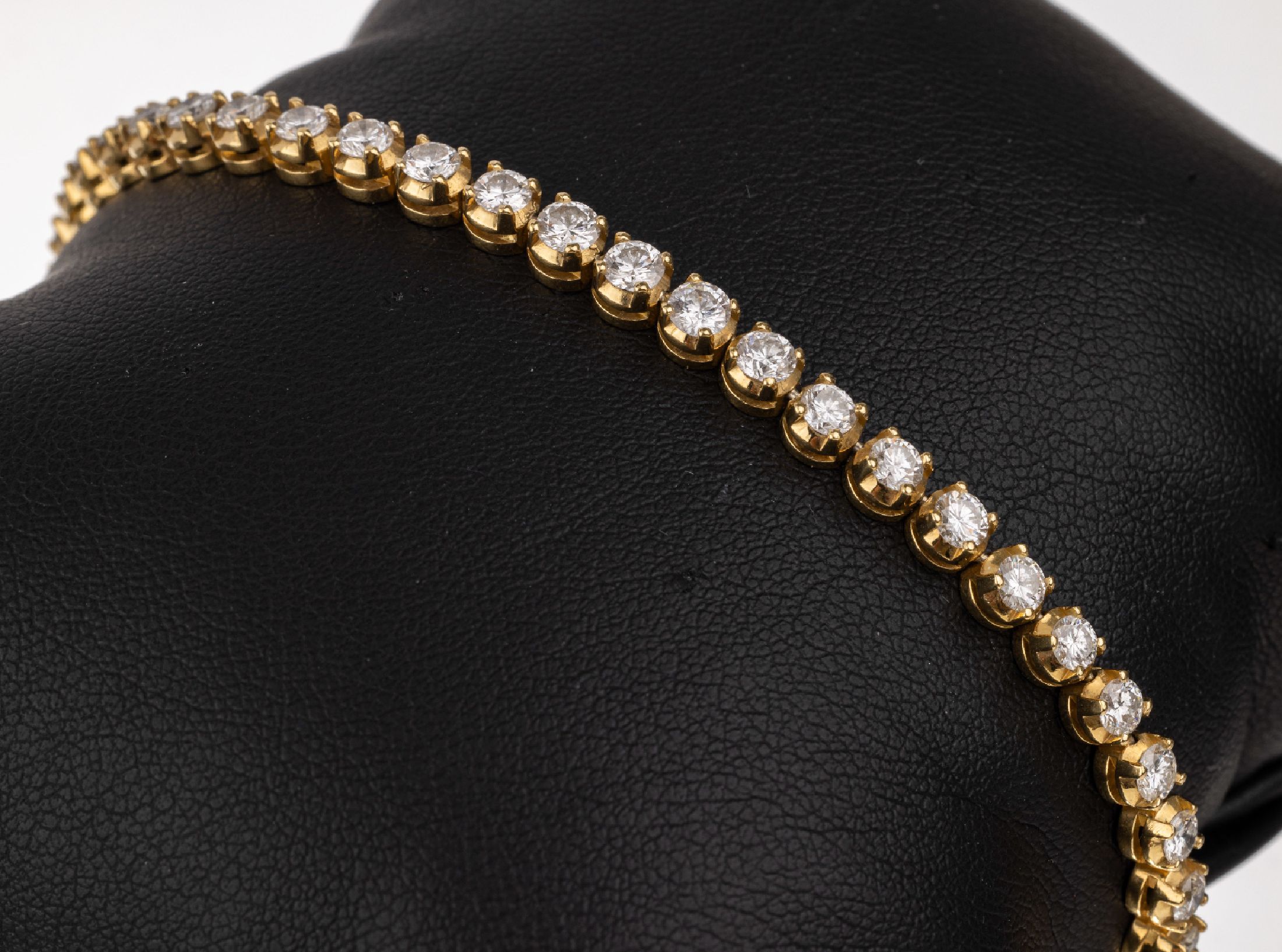 18 kt Gold Brillant-Linienarmband, GG 750/000, 42 Brillanten zus. ca. 4.0 ct feines Weiß-Weiß/lr-vs, L. ca. 18 cm, Kastenschloß mit ...