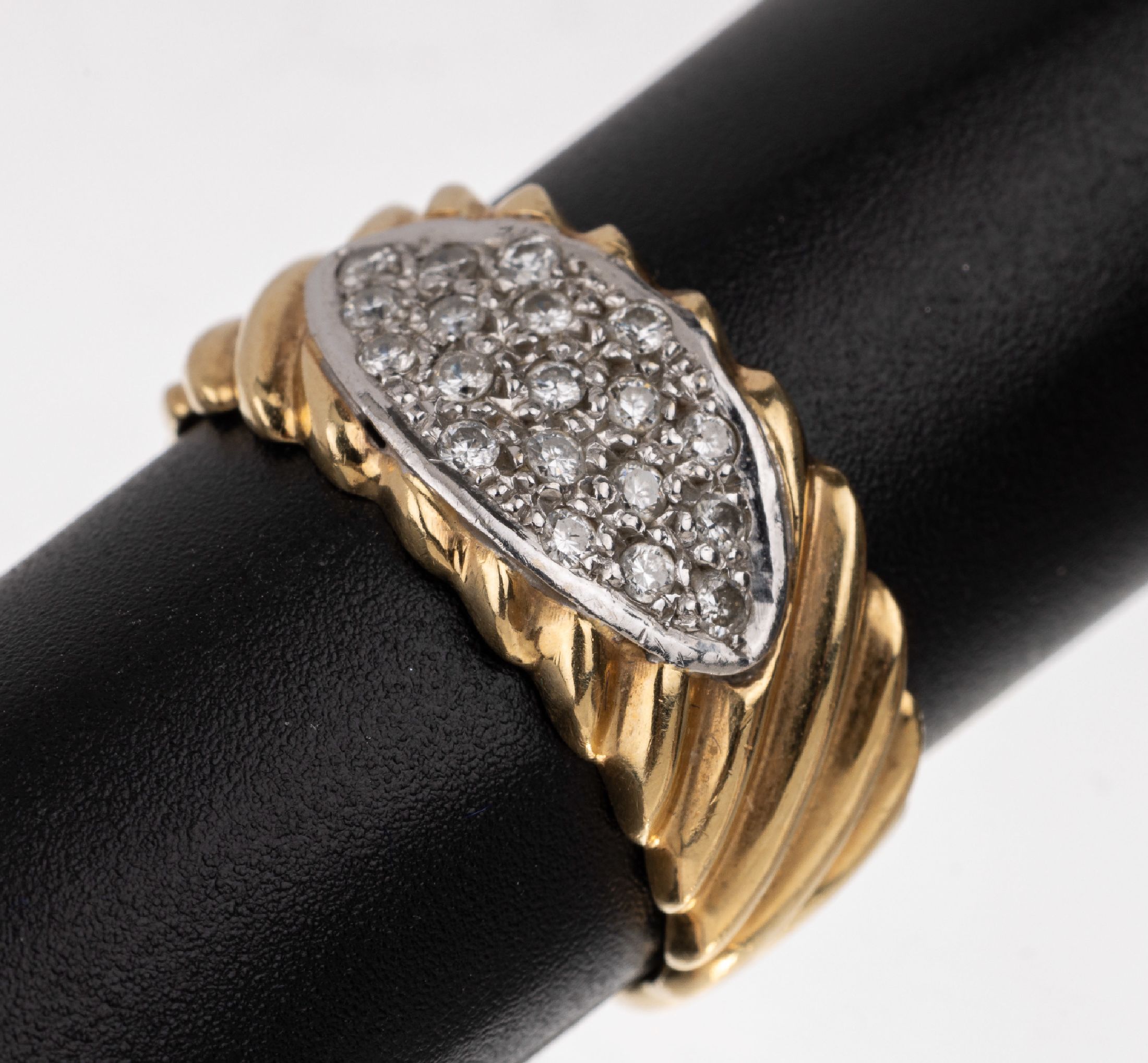 14 kt Gold Brillant-Ring, GG/WG 585/000, Brillanten zus. ca. 0.50 ct Weiß/vs-si, RW 55, total ca. 5.1 g
