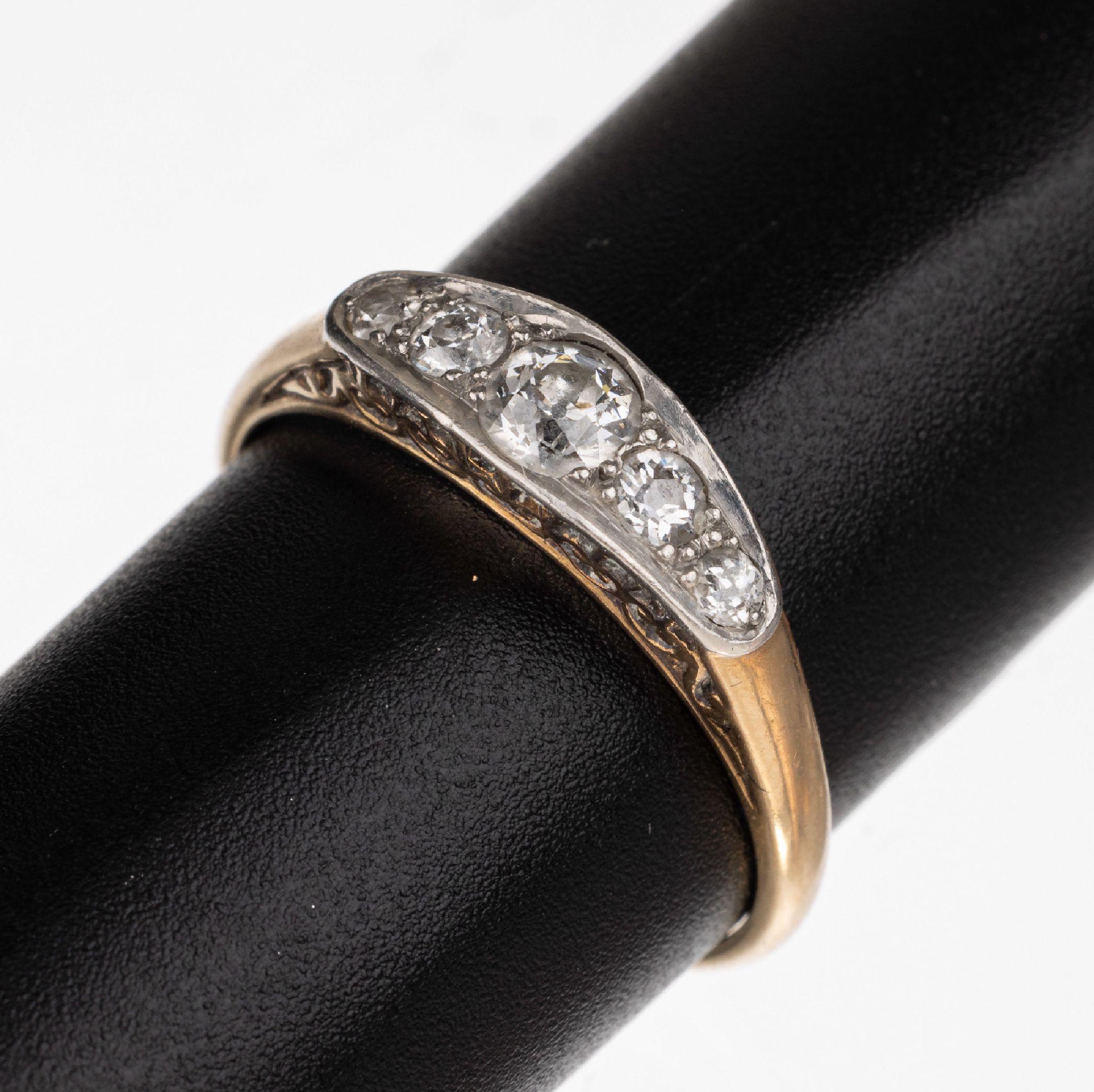 14 kt Gold Diamant-Ring, um 1910, GG 585/000 und Platin, seitl. Ziergravuren, 5 Altschliff-Diamanten zus. ca. 0.40 ct Weiß/si-p 1, RW 58.5, total ...
