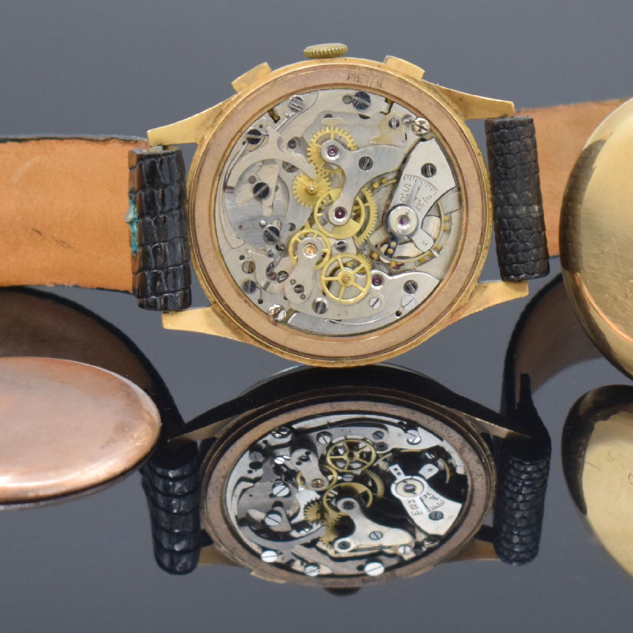 Detail e: CHRONOGRAPHE SUISSE / NATALIS WATCH Herrenarmbanduhr mit Chronograph in RG 750/000, Schweiz um 1950, Handaufzug, Boden und Glasrand aufgedr., Geh. l. ...